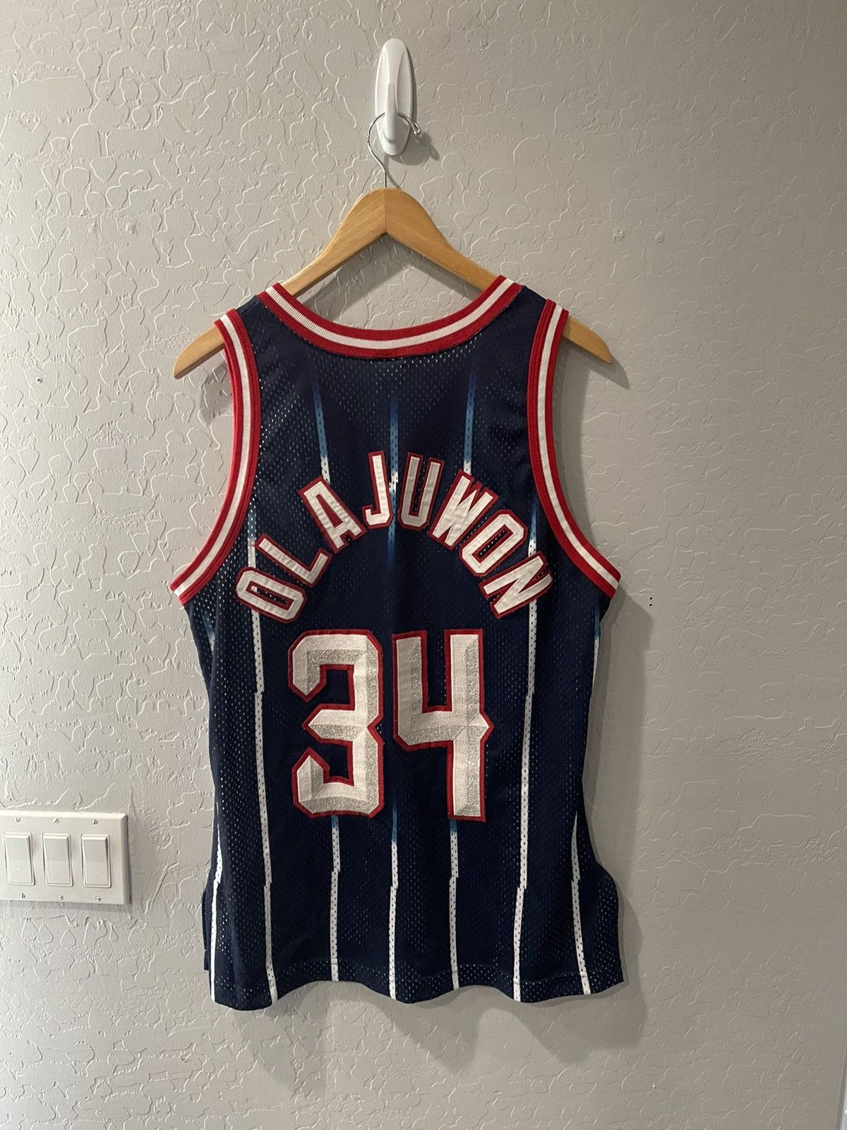 Champion × NBA × Vintage Vintage Champion Hakeem Olajuwon Rockets Gold Logo Jersey 44 Size US L / EU 52-54 / 3 - 6 Thumbnail