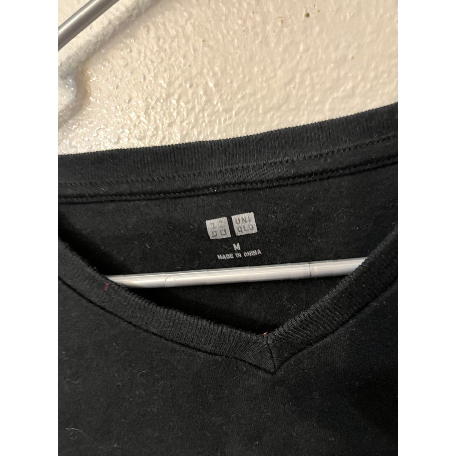 Uniqlo UNIQLO Mens V Neck Long Sleeve T Shirt Navy Black Cotton Size Medium Size US M / EU 48-50 / 2 - 2 Thumbnail