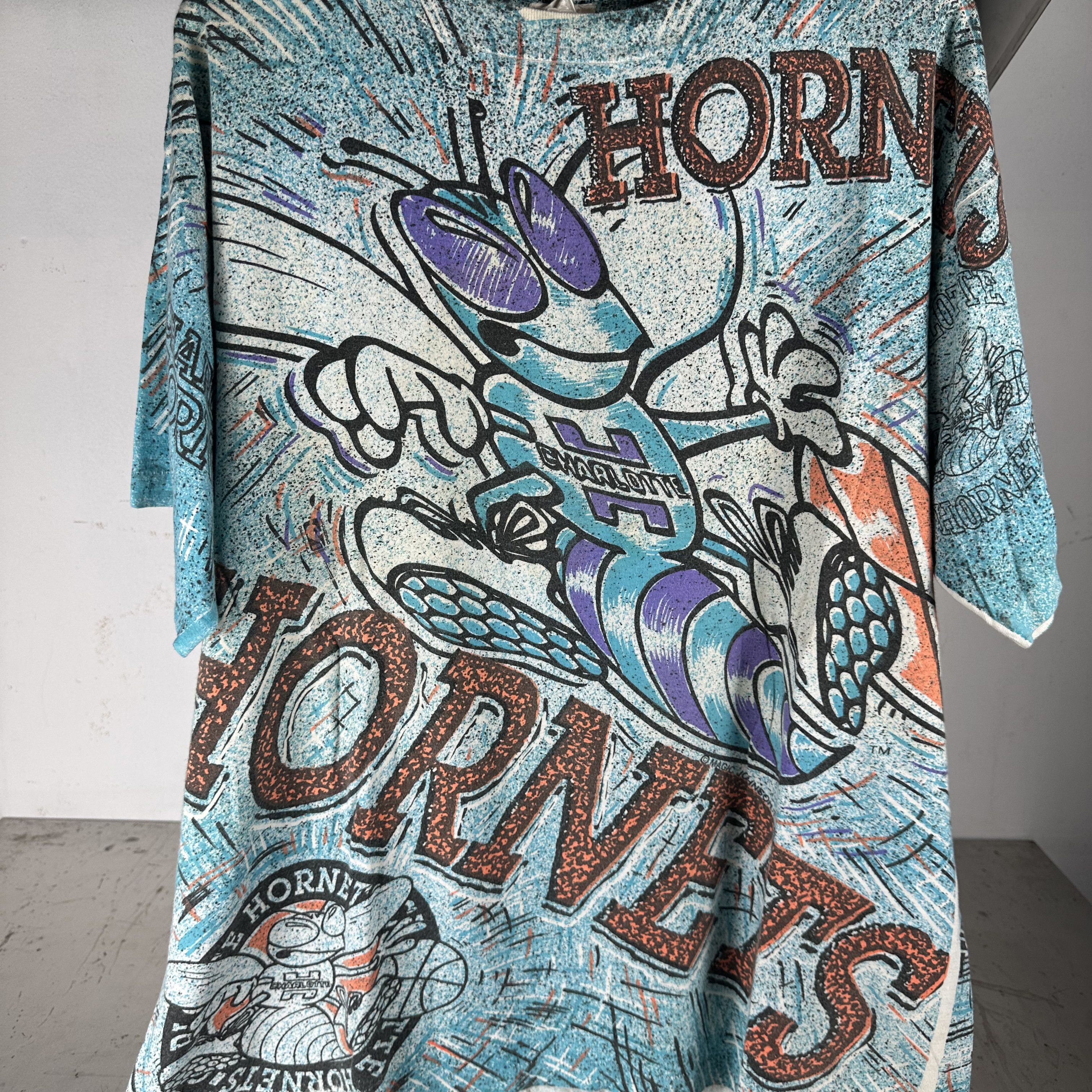Vintage ​​​90s Charlotte Hornets All Over Print NBA AOP T-shirt Size US L / EU 52-54 / 3 - 2 Thumbnail