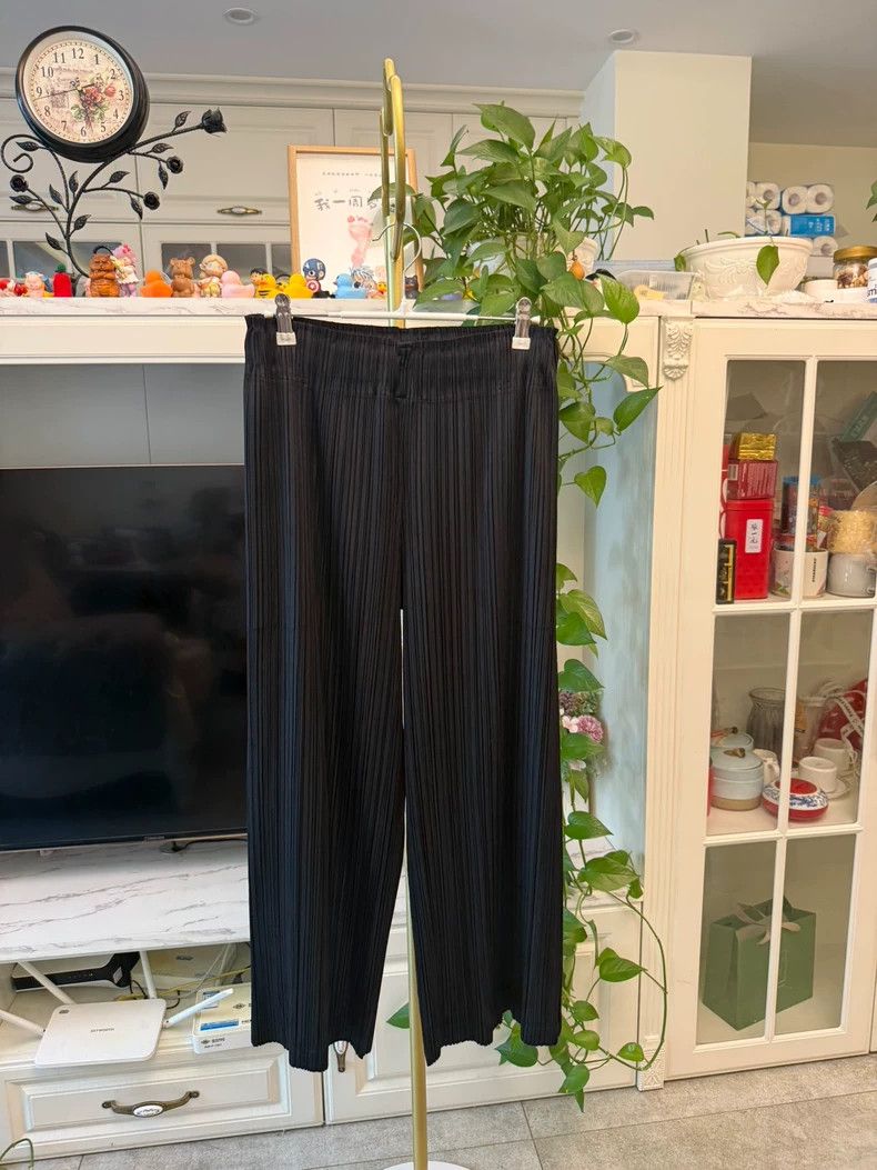 Issey Miyake Issey Miyake size:3 Black pleated straight-leg pants Size 31" - 1 Thumbnail