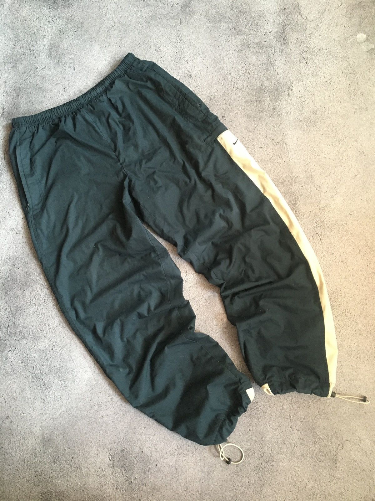 Nike 🌚 Vintage Nike Nylon Pants Black Swoosh Mens Y2K Track L Size US 38 / EU 54 - 2 Thumbnail