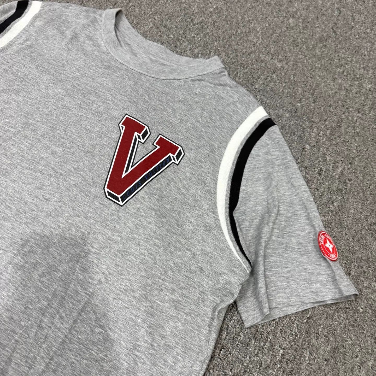 Louis Vuitton LV gray armband medal short sleeve tee XL 95 new Size XL / US 12-14 / IT 48-50 - 3 Thumbnail