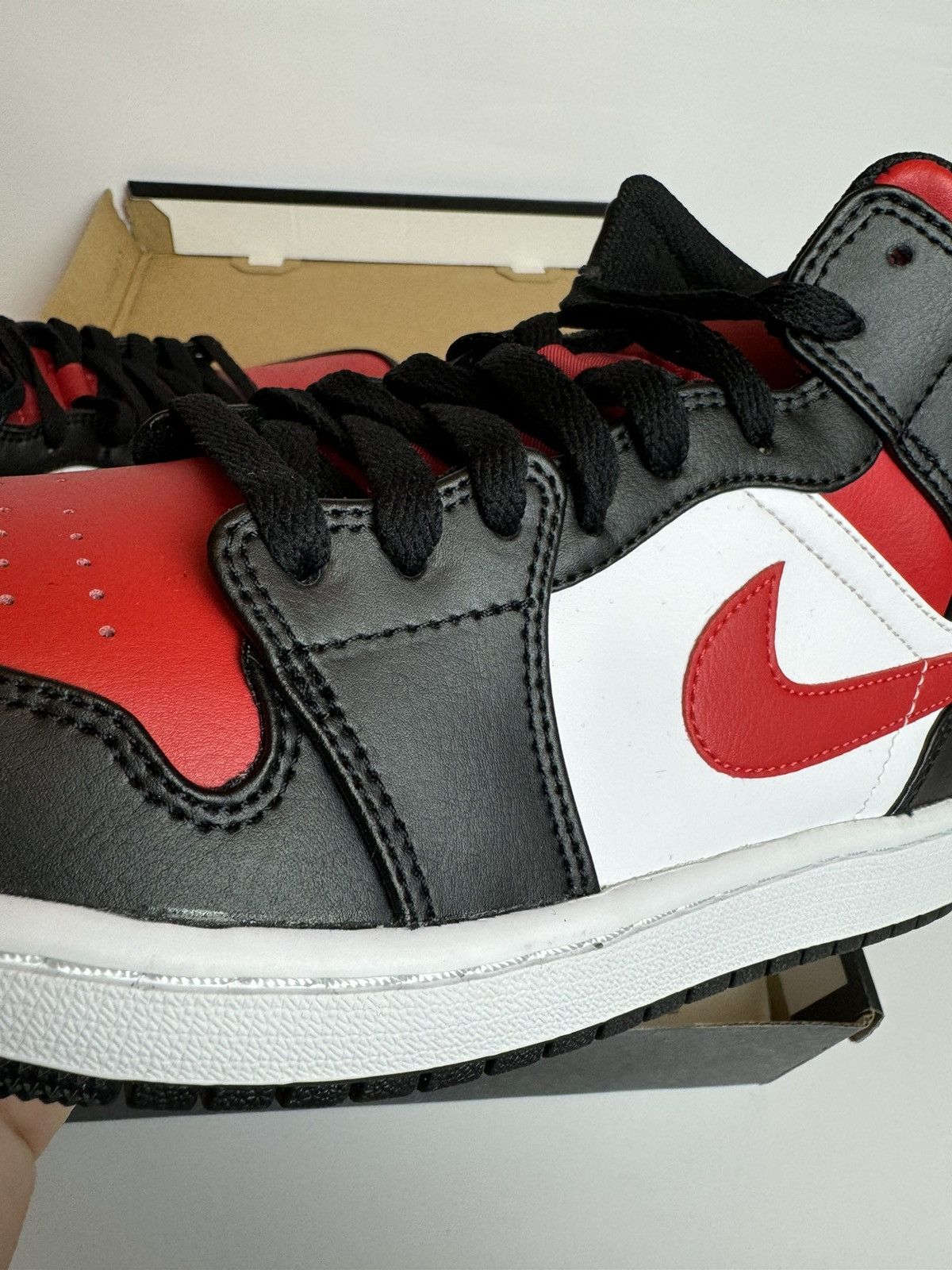 Jordan Brand × Nike New Original Nike Air Jordan 1 Mid 554724 079 Size US 9 / EU 42 - 4 Thumbnail