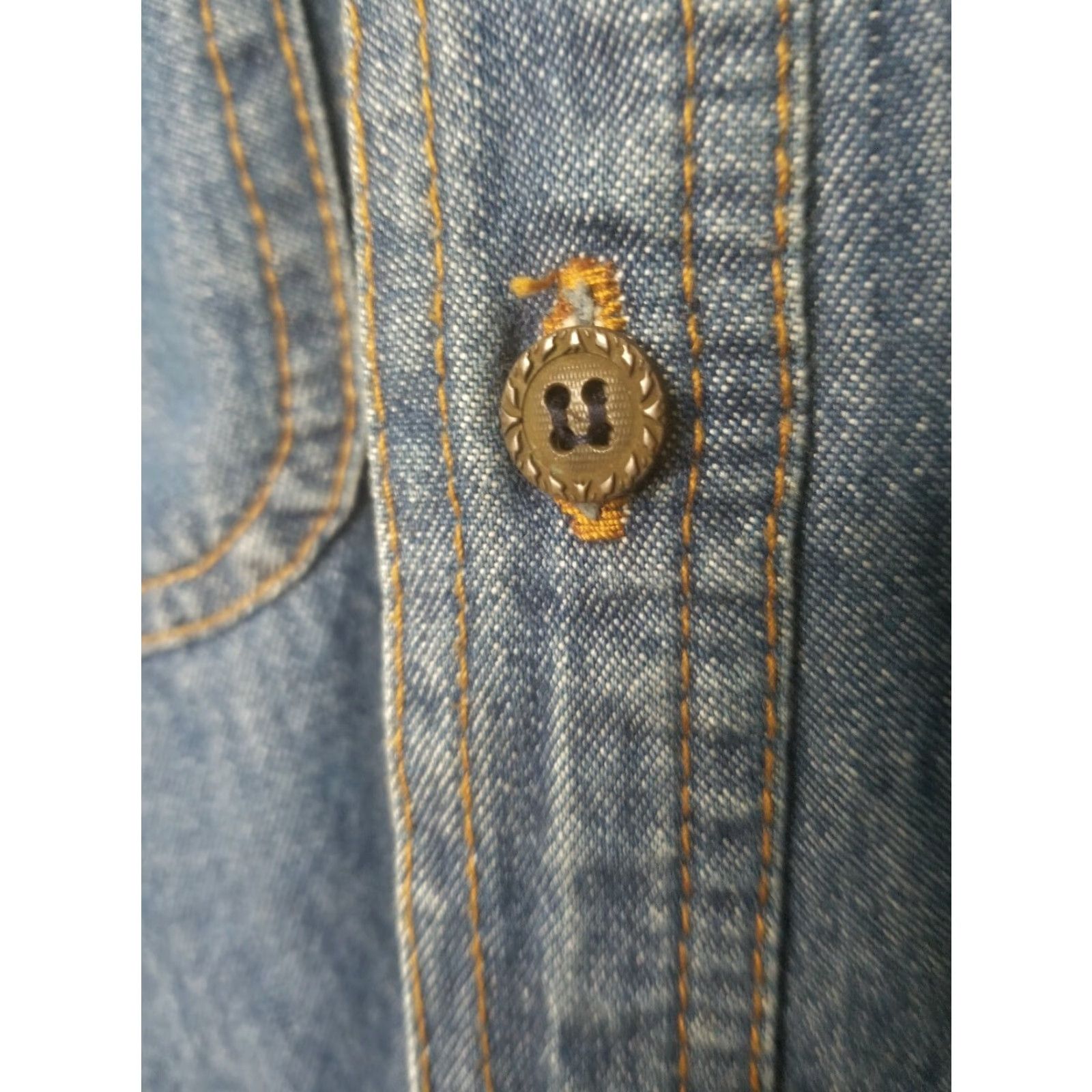 Fubu VINTAGE FUBU Button-Up Shirt Denim 90s Blue Red USA Mens L / Button Front / Long Sleeve / 100% Cotton / Spell Out / Solid / Country of Origin USA Size US L / EU 52-54 / 3 - 2 Thumbnail