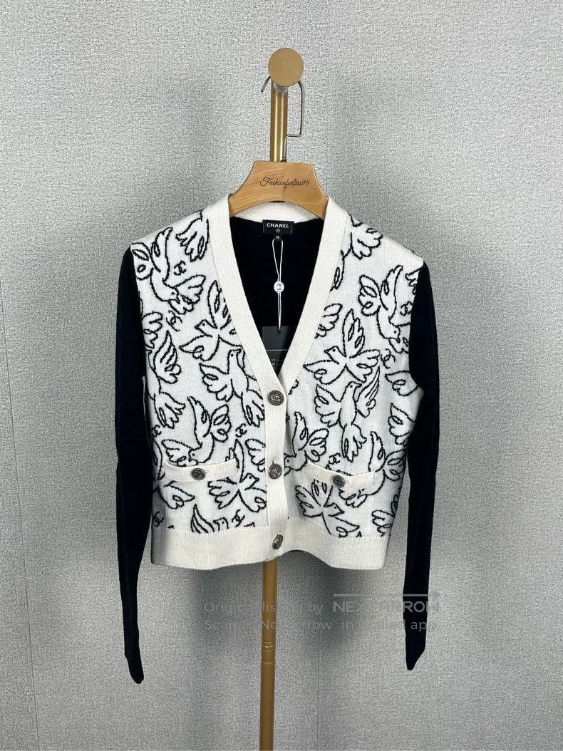 Chanel Chanel White Printed Knit Jacket. Size US XS / EU 42 / 0 - 1 Thumbnail