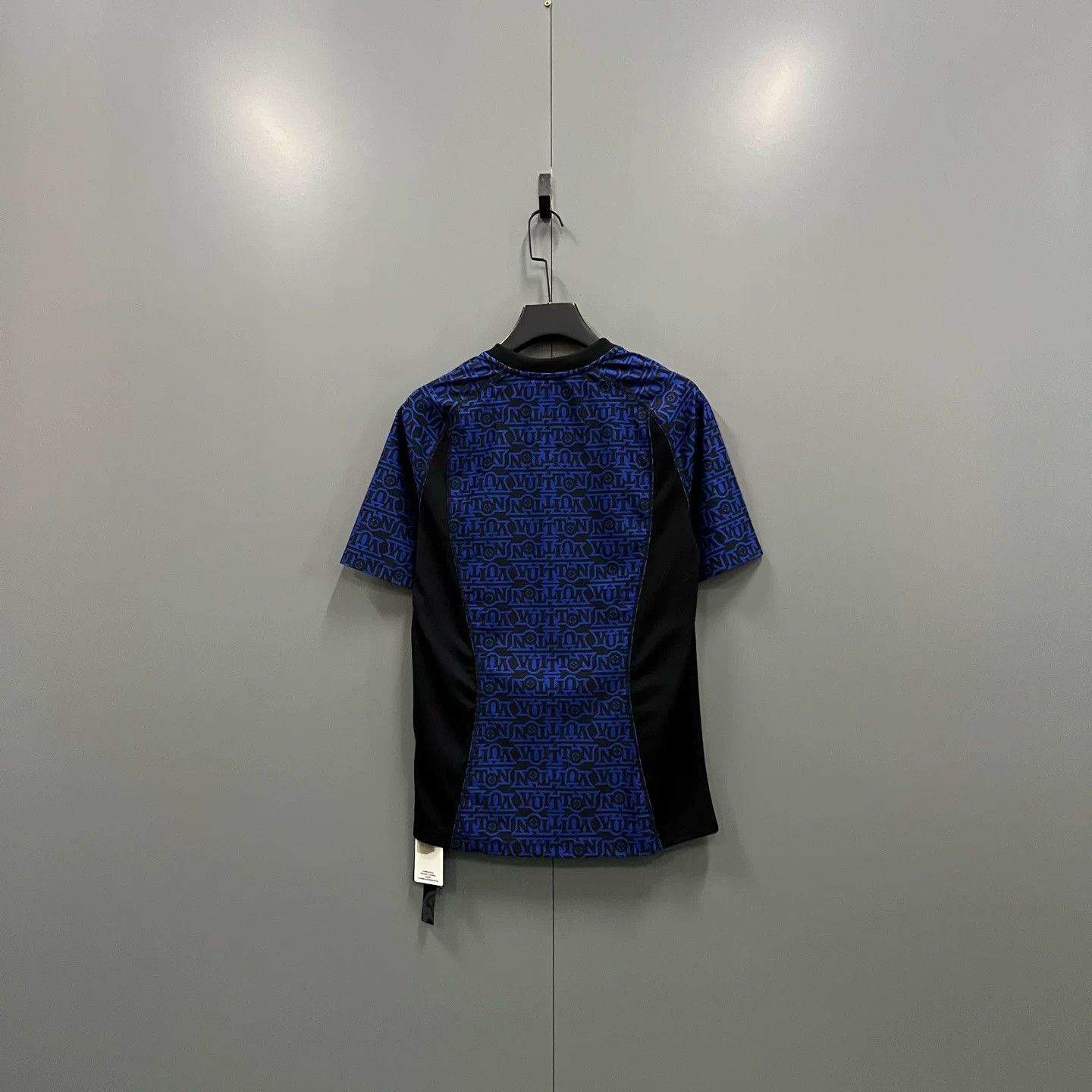 Louis Vuitton Louis Vuitton Black Blue Logo Short Sleeve Size US S / EU 44-46 / 1 - 4 Thumbnail
