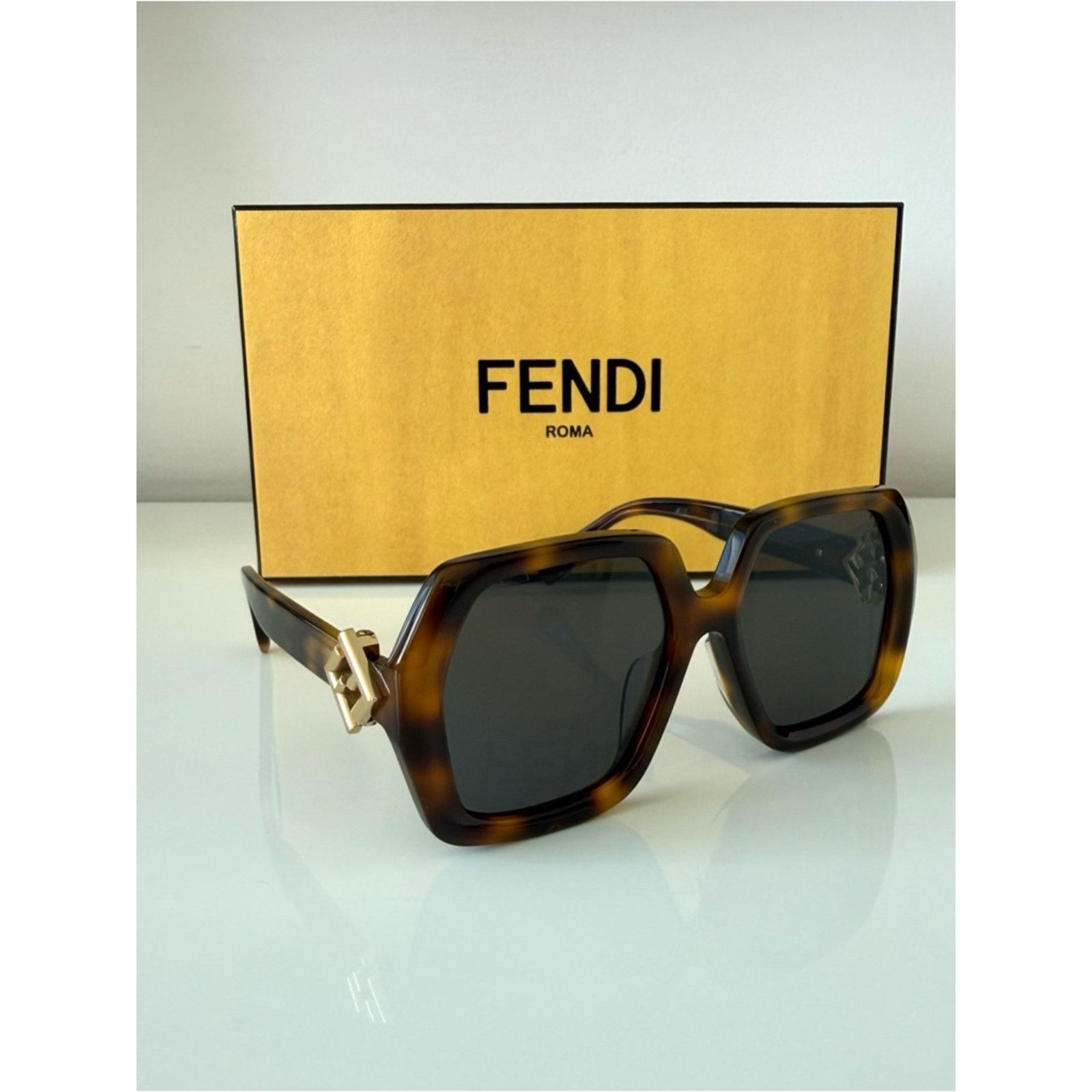 Fendi NEW!!! Fendi women oversized sunglasses FE40139F 53A Size ONE SIZE - 1 Thumbnail