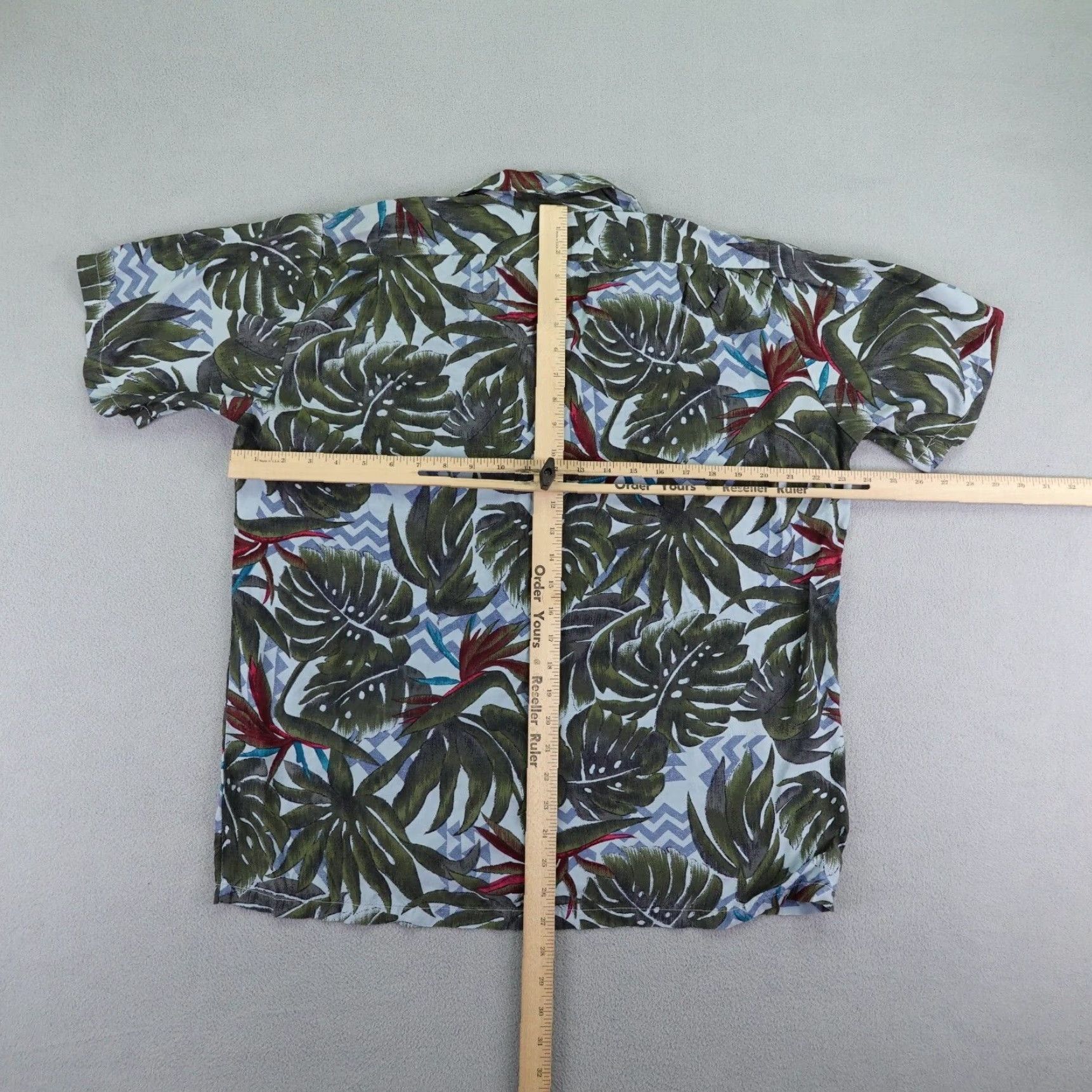 Hilo Hattie VINTAGE Hilo Hattie Shirt Men’s Medium Blue Hawaiian Leaves Button-Up Short Sleeve, 100% Rayon, Floral Pattern, Beach / Tropical Theme, Mens Size US M / EU 48-50 / 2 - 5 Thumbnail