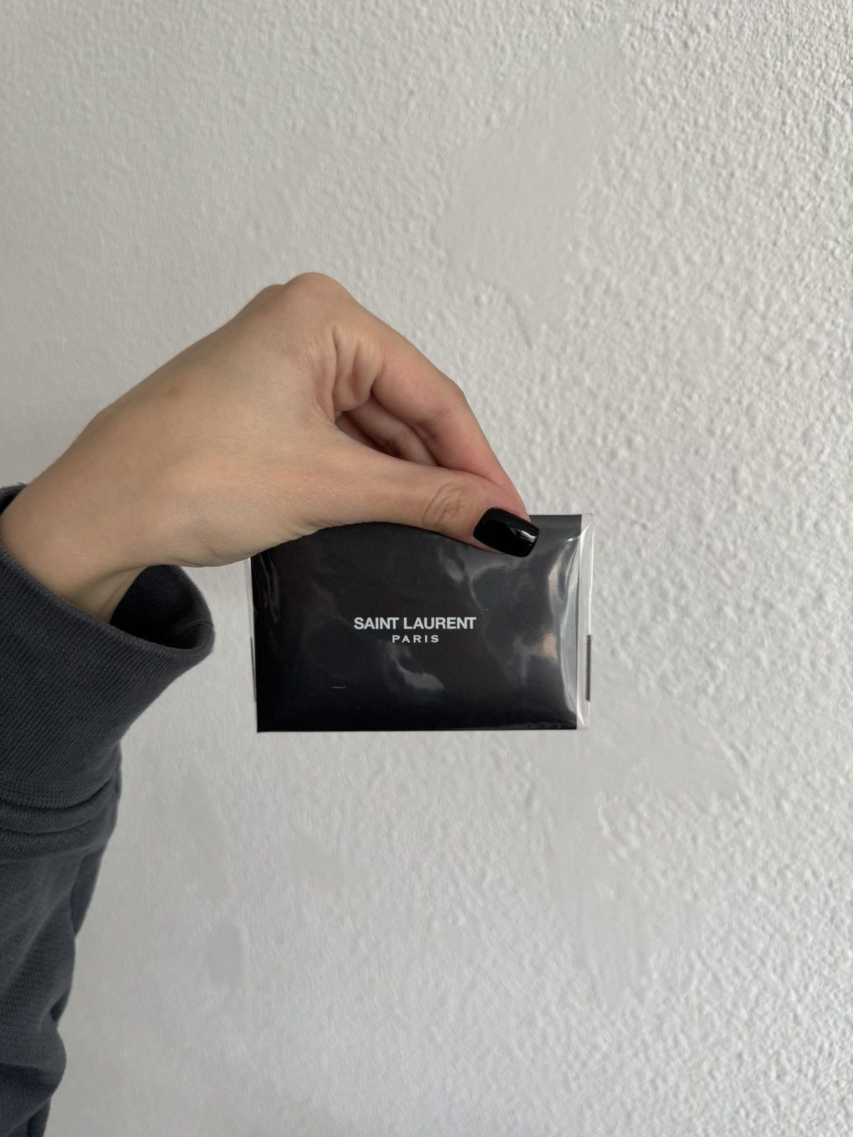 Yves Saint Laurent Saint Laurent niki AirPods case Size ONE SIZE - 10 Thumbnail