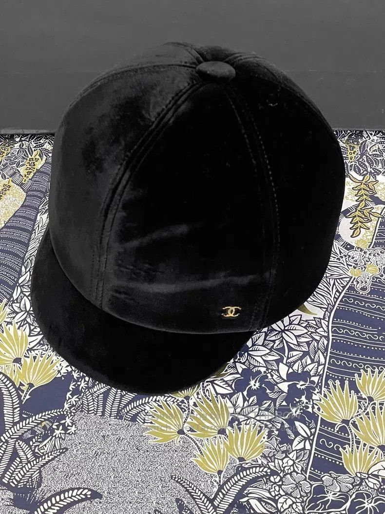 Chanel Chanel Size S Black velvet equestrian cap Size ONE SIZE - 1 Thumbnail