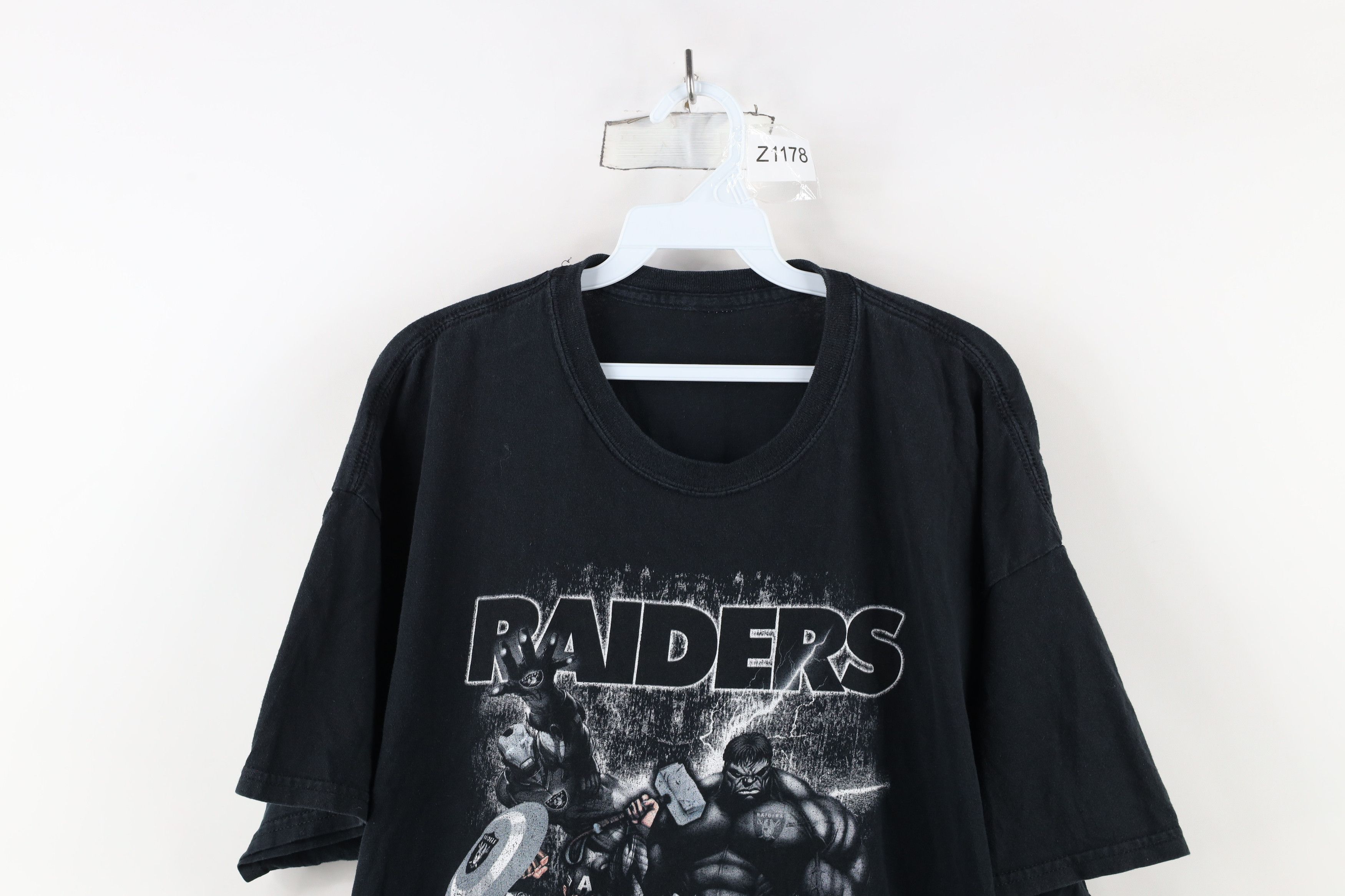 Vintage Vintage Marvel Comics x NFL Oakland Raiders Football T-Shirt Size US XXL / EU 58 / 5 - 2 Thumbnail