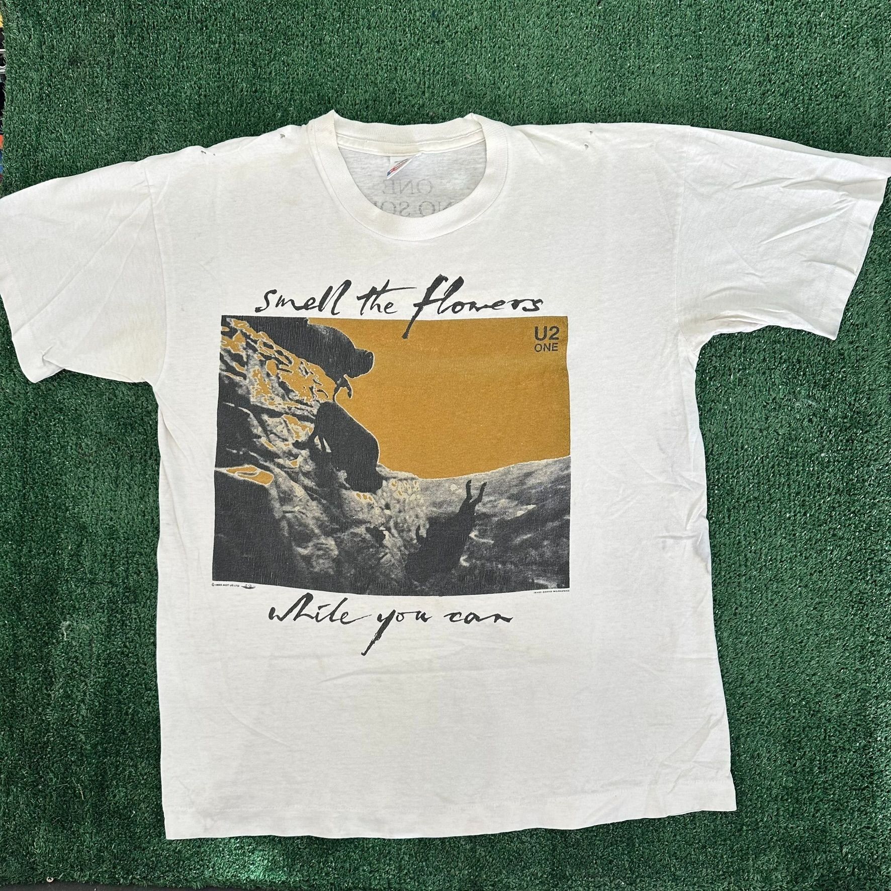 Fruit Of The Loom Vintage 1992 U2 Smell The Flowers T-Shirt 90s Rock Band Tee Size US L / EU 52-54 / 3 - 1 Thumbnail