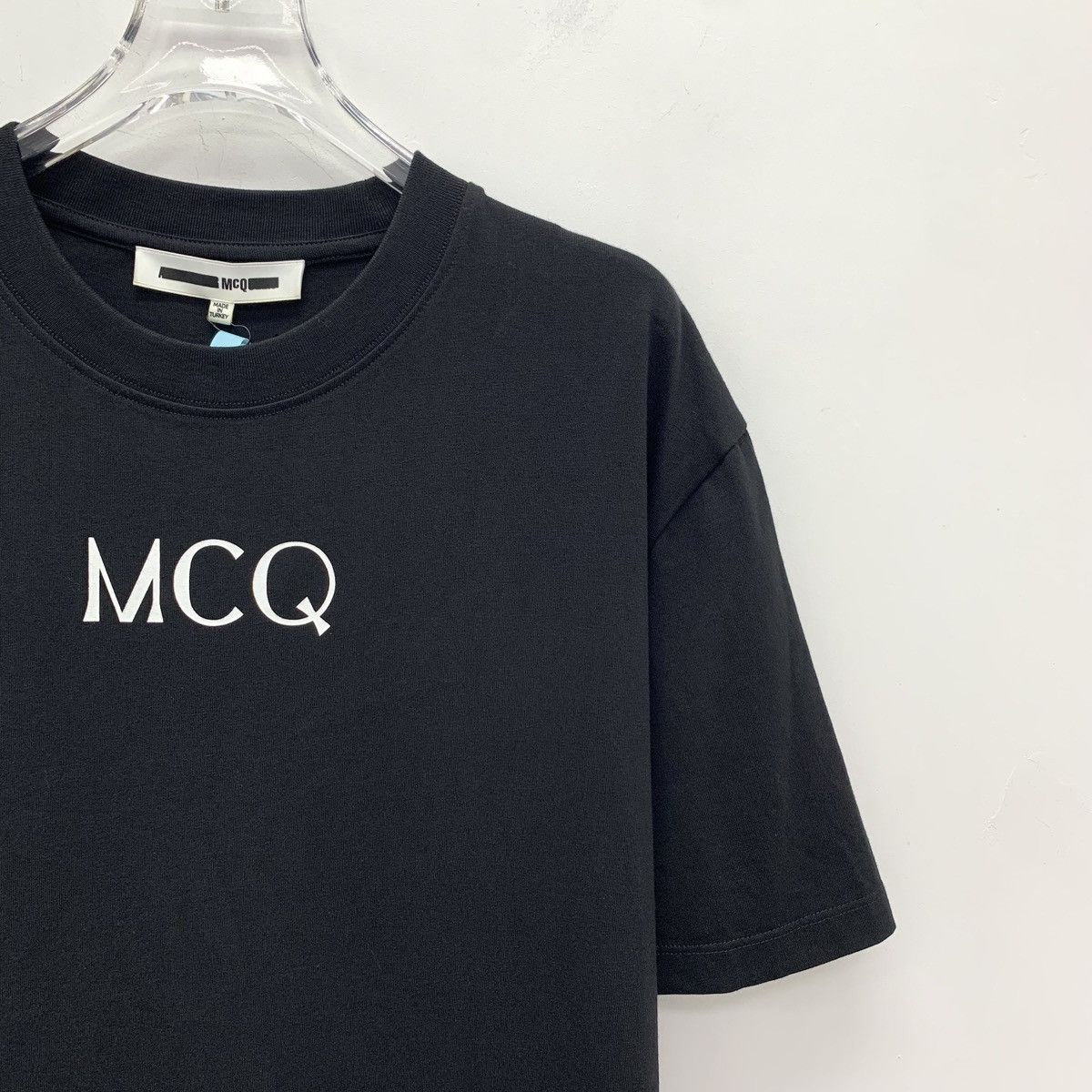 Alexander McQueen Alexander McQueen Black Logo Print T-shirt K26WX Size US S / EU 44-46 / 1 - 3 Thumbnail