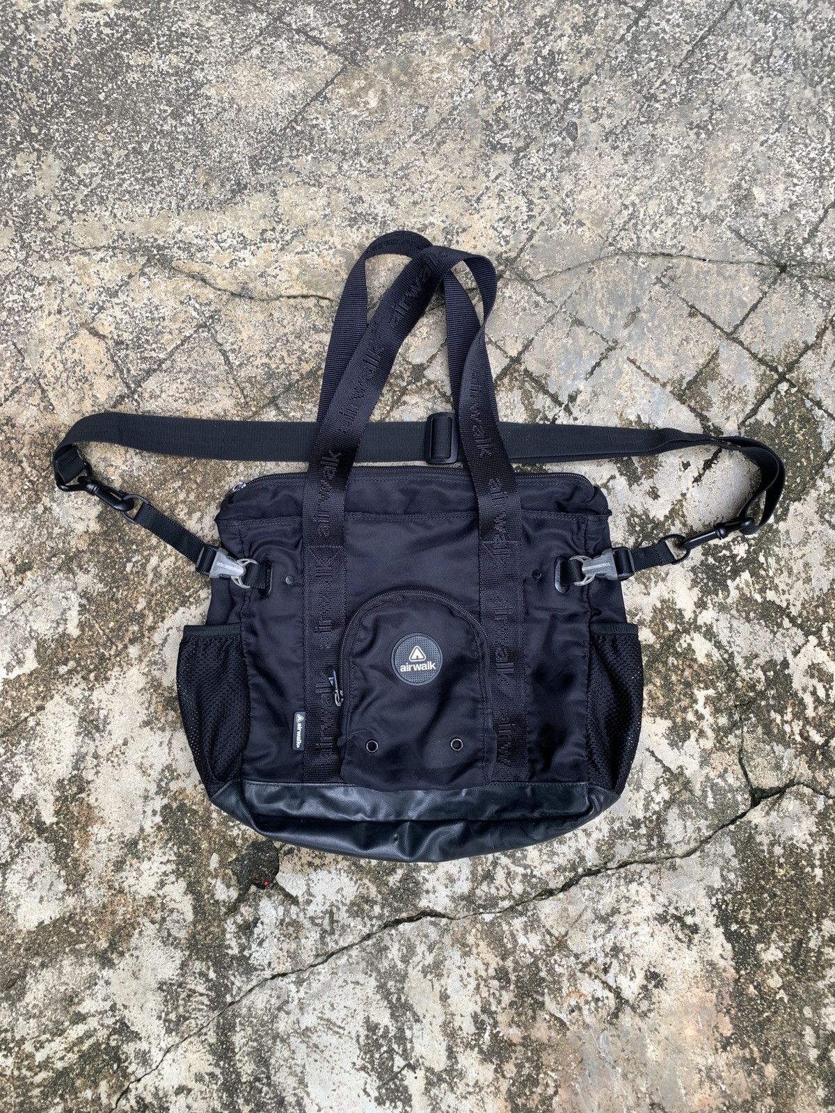 2000s Airwalk Black Outdoor in Pouch Multipocket Bag