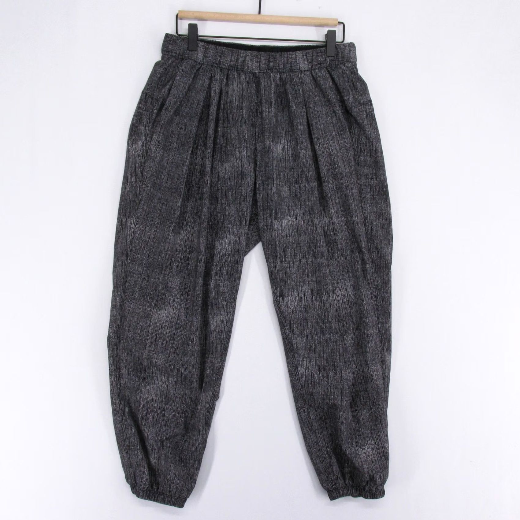 Lululemon Lululemon Joggers Womens 10 Black Print Lightweight Texture Pleated Go City And model Size 32" / US 10 / IT 46 - 2 Thumbnail