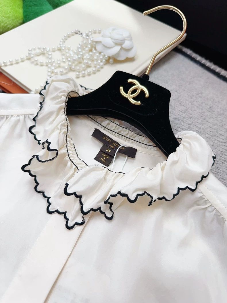 Louis Vuitton Louis Vuitton Louis Vuitton Beige Ruffle Collar Long Sleev Size XS / US 0-2 / IT 36-38 - 4 Thumbnail