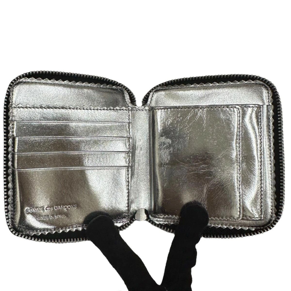 Comme des Garcons Wallet Enamel Zip Bi-fold Plain Embossed Logo Inside Black Size ONE SIZE - 4 Thumbnail
