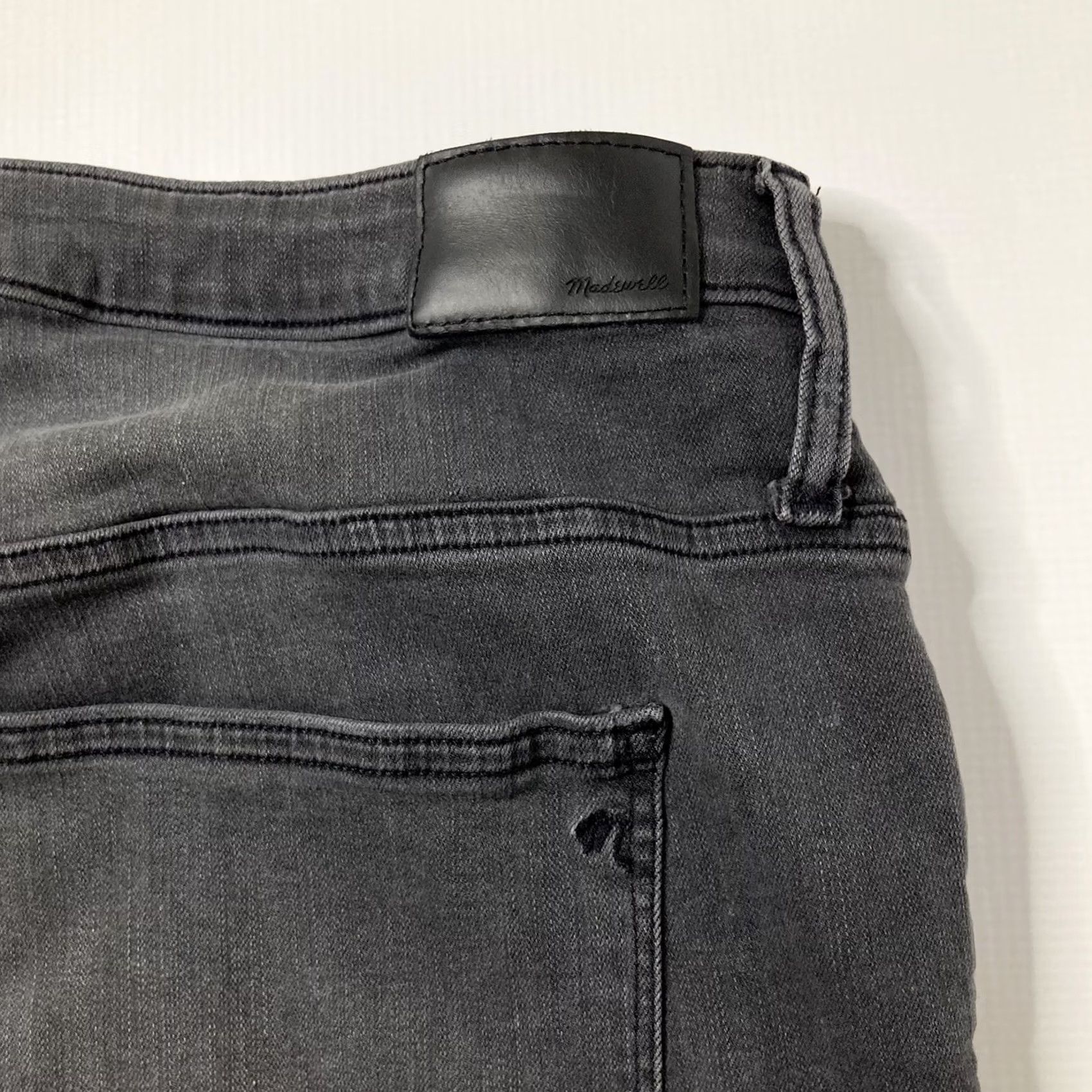 Madewell Womens Madewell High Rise 10" Skinny Jeans Size 35 Raw Hem Faded Black Jeans Size 24" / US 00 / IT 34 - 4 Thumbnail