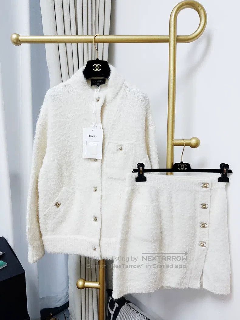 Chanel 21B beige white schoolbag buckle short skirt