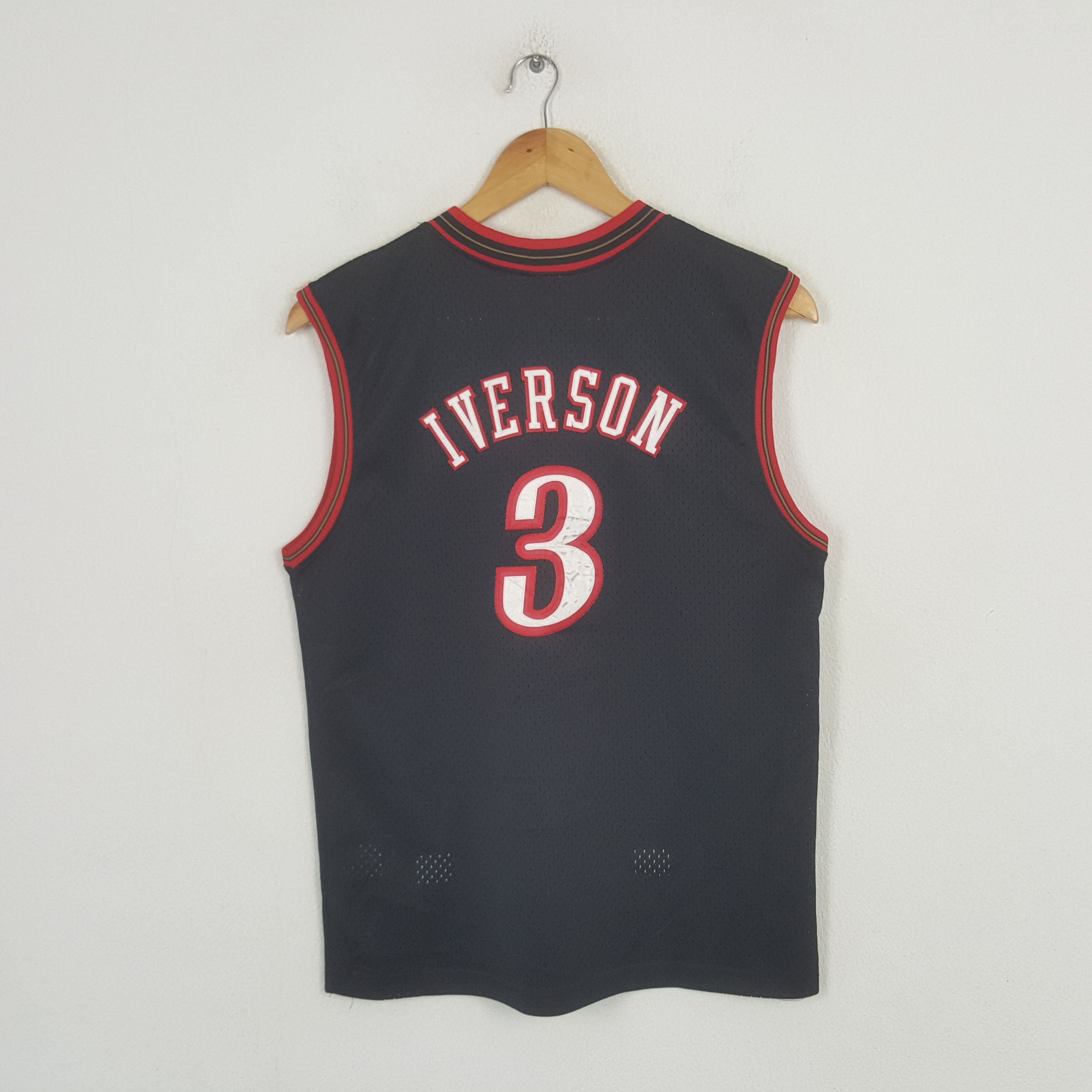 Nike Vintage NIKE Sixers 3 Allen Iverson NBA Tshirt RR17 Size US S / EU 44-46 / 1 - 4 Thumbnail