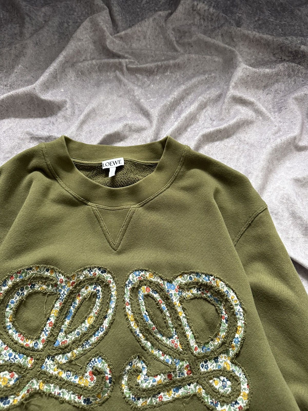 Loewe Loewe Slim Fit Anagram Flowers Logo Embroidered Sweatshirt Size US S / EU 44-46 / 1 - 6 Thumbnail