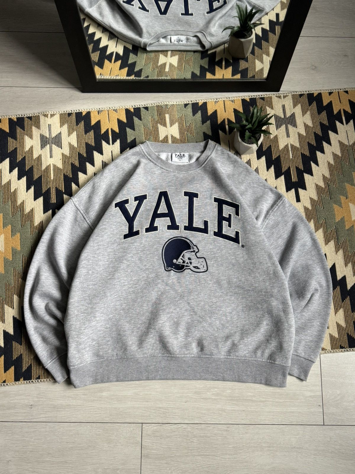 Vintage Vintage Yale University Oversized Sweatshirt Size US L / EU 52-54 / 3 - 1 Thumbnail