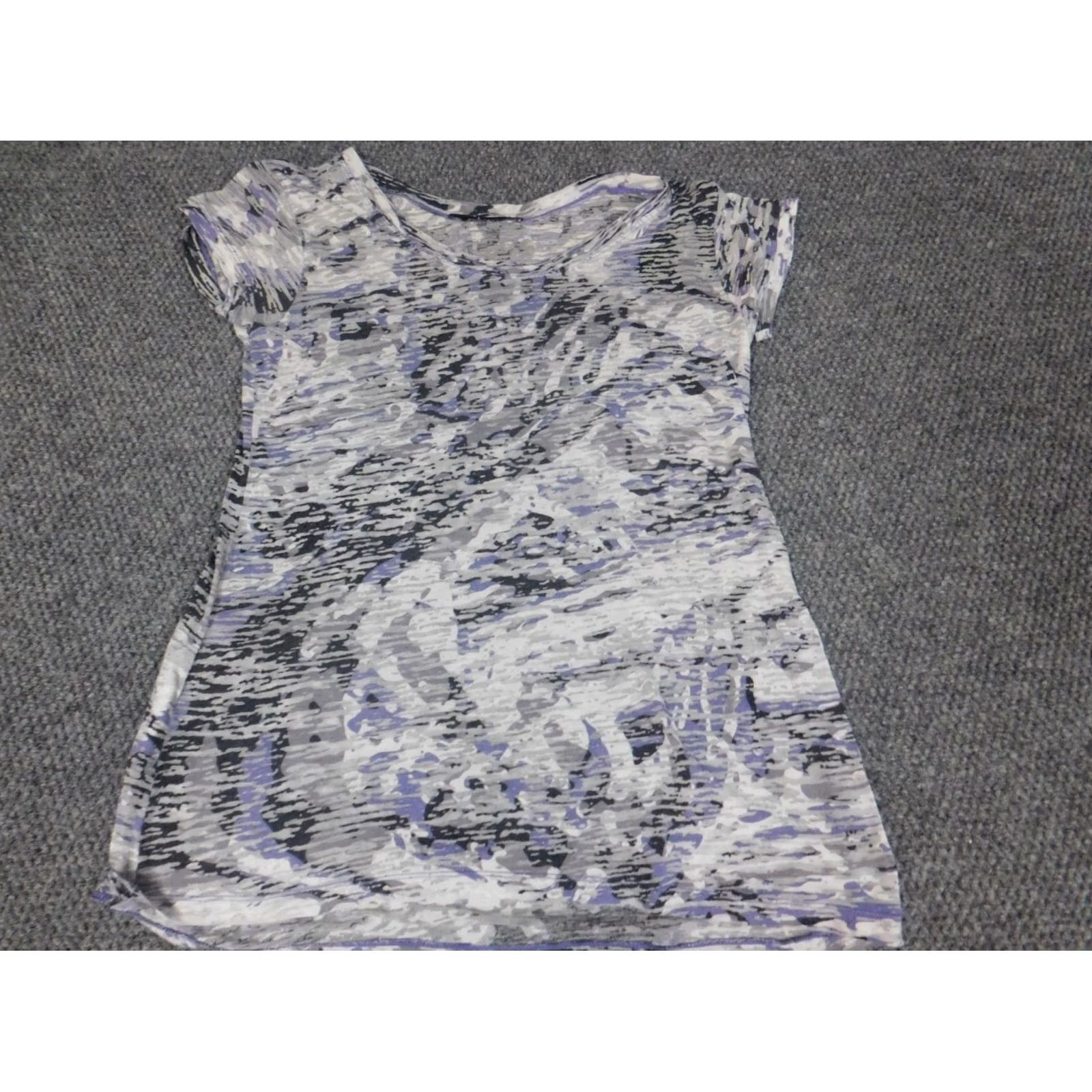 Bcbgmaxazria BCBGMAXAZRIA Blouse M Regular Women Gray Crew Neck Short Sleeve Pullover Geometric Stretch Button Basic Casual Size M / US 6-8 / IT 42-44 - 3 Thumbnail