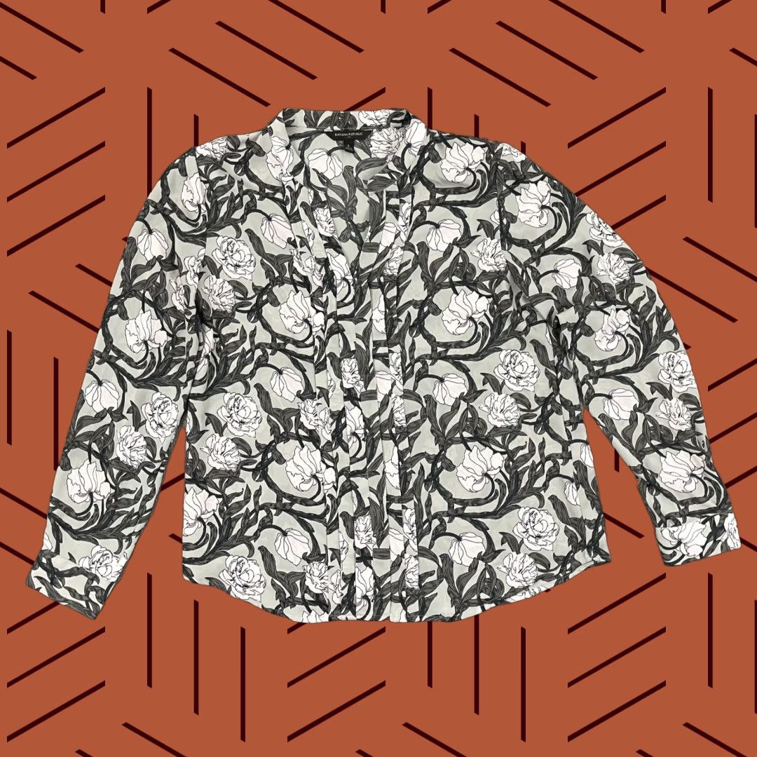Banana Republic Banana Republic Blouse Womens Small Gray Floral Sheer Pleated Front V-Neck Boho Shirt Ladies Small Gray Floral Bohemian Casual Size S / US 4 / IT 40 - 1 Thumbnail