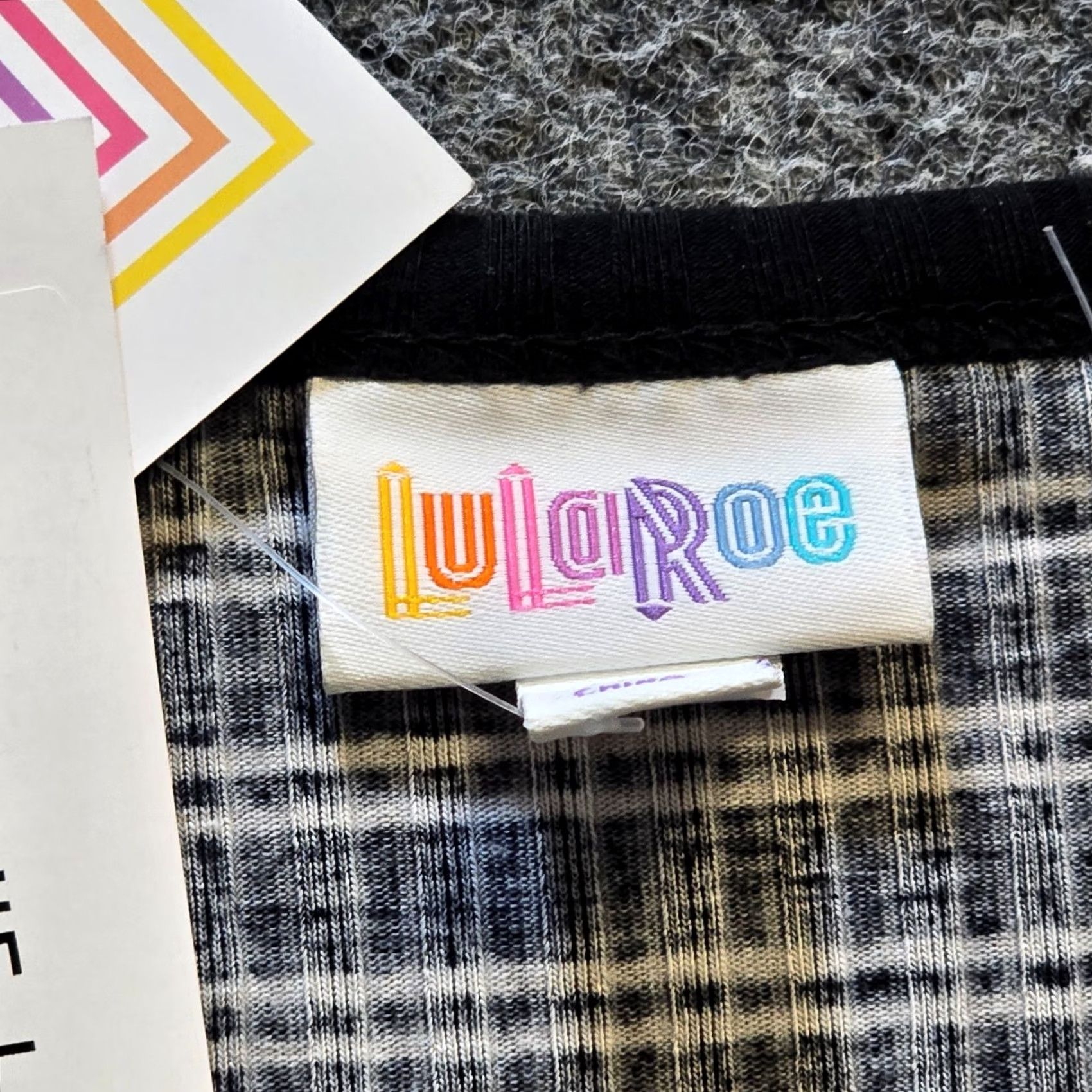 Vintage Lularoe Top Womens Medium Black Striped Ribbed Stephanie Stretch Casual Shirt Ladies Regular Short Sleeve Pullover Knit Polyester Round Neck Size M / US 6-8 / IT 42-44 - 4 Thumbnail