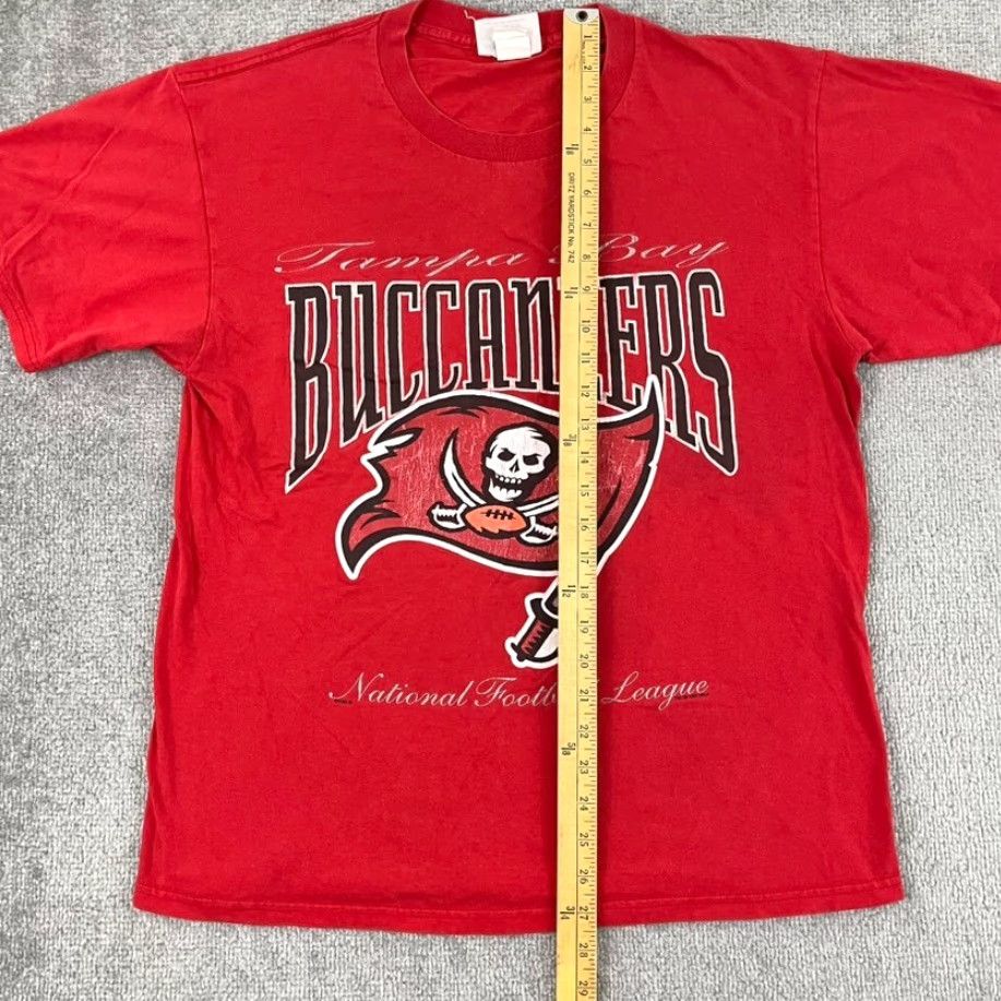 NFL VINTAGE Tampa Bay Buccaneers Shirt Mens LARGE Red Football Graphic Tee 1997 90s NFL CSA Shirt Mens L Red 90s Logo Graphic Tee Size US L / EU 52-54 / 3 - 5 Thumbnail
