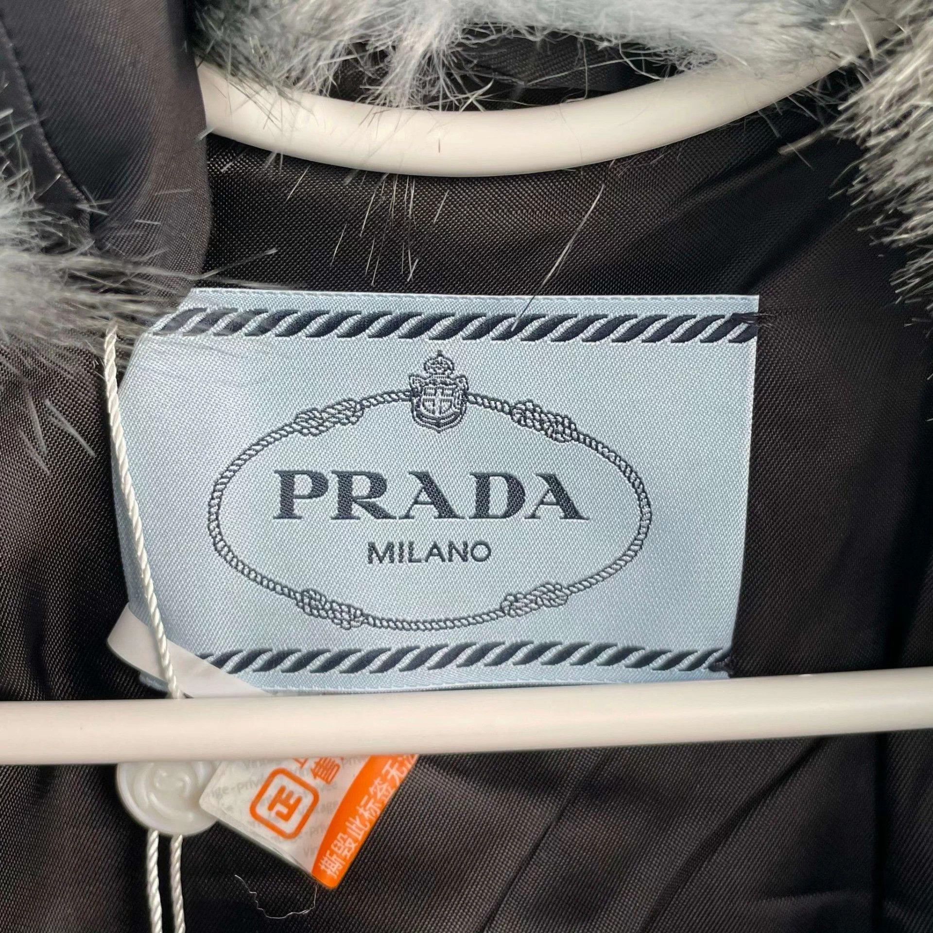 Prada Prada Faux Fur Silver Coin Button Gray 36 Jacket Size XS / US 0-2 / IT 36-38 - 5 Thumbnail