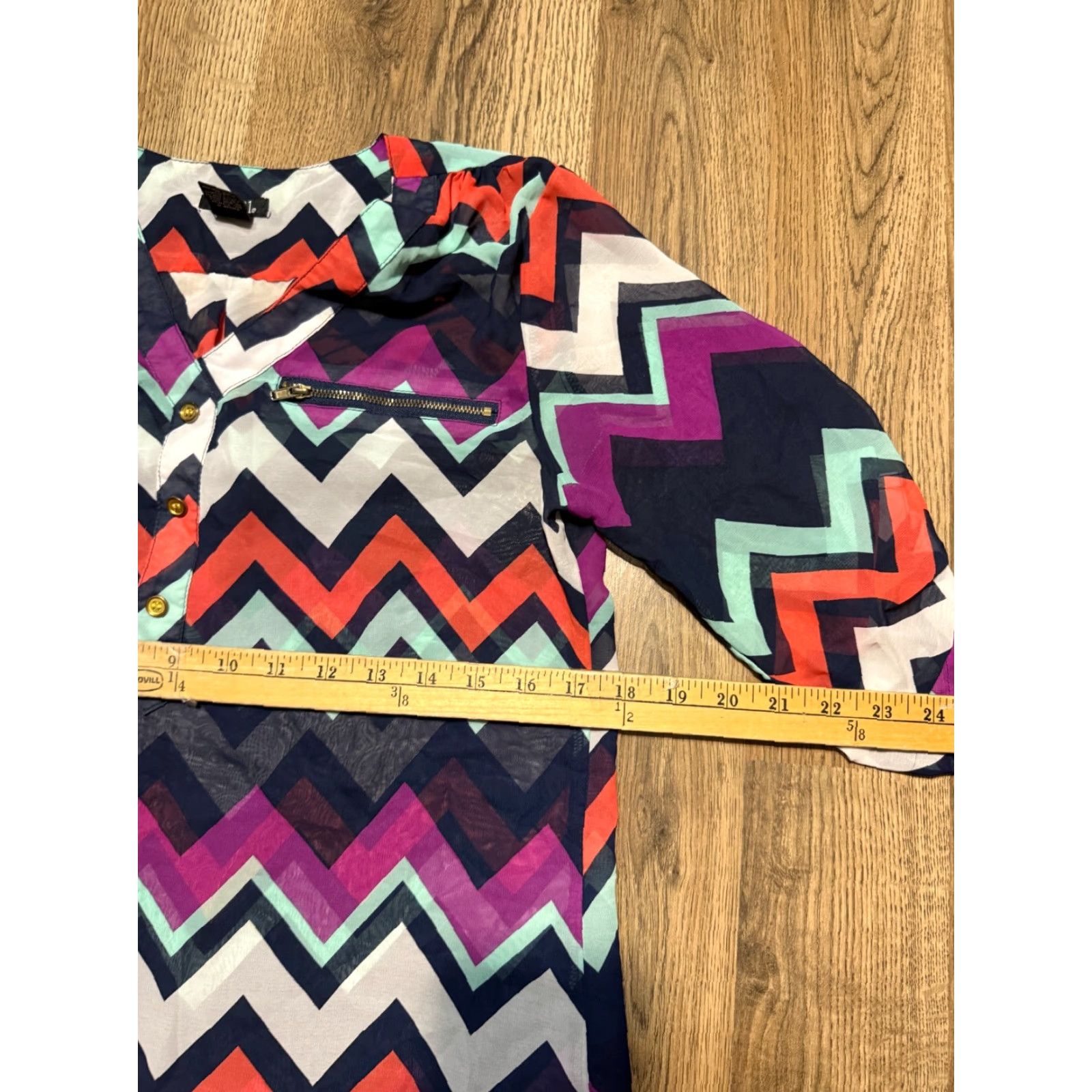Vintage Rue21 Shirt Women's Medium Purple V-neck 3/4 Sleeve Solid Polyester Casual Fall Spring Summer White Green Blue Red Size M / US 6-8 / IT 42-44 - 7 Thumbnail