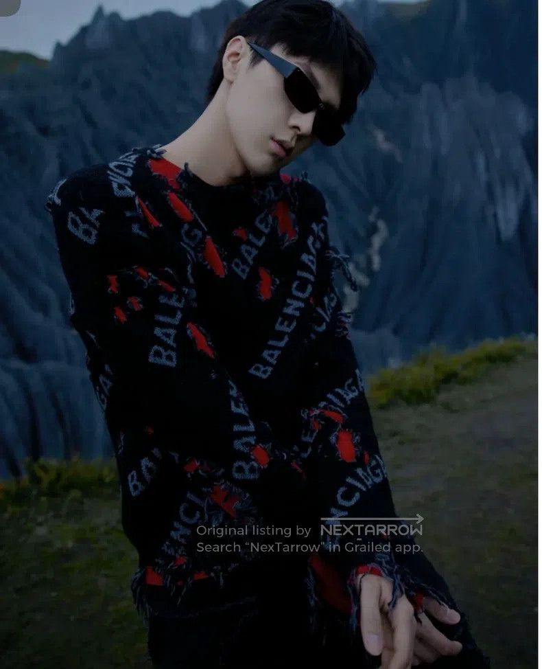 Balenciaga Balenciaga Fake Two-Piece Destroyed Sweater Size US S / EU 44-46 / 1 - 4 Thumbnail