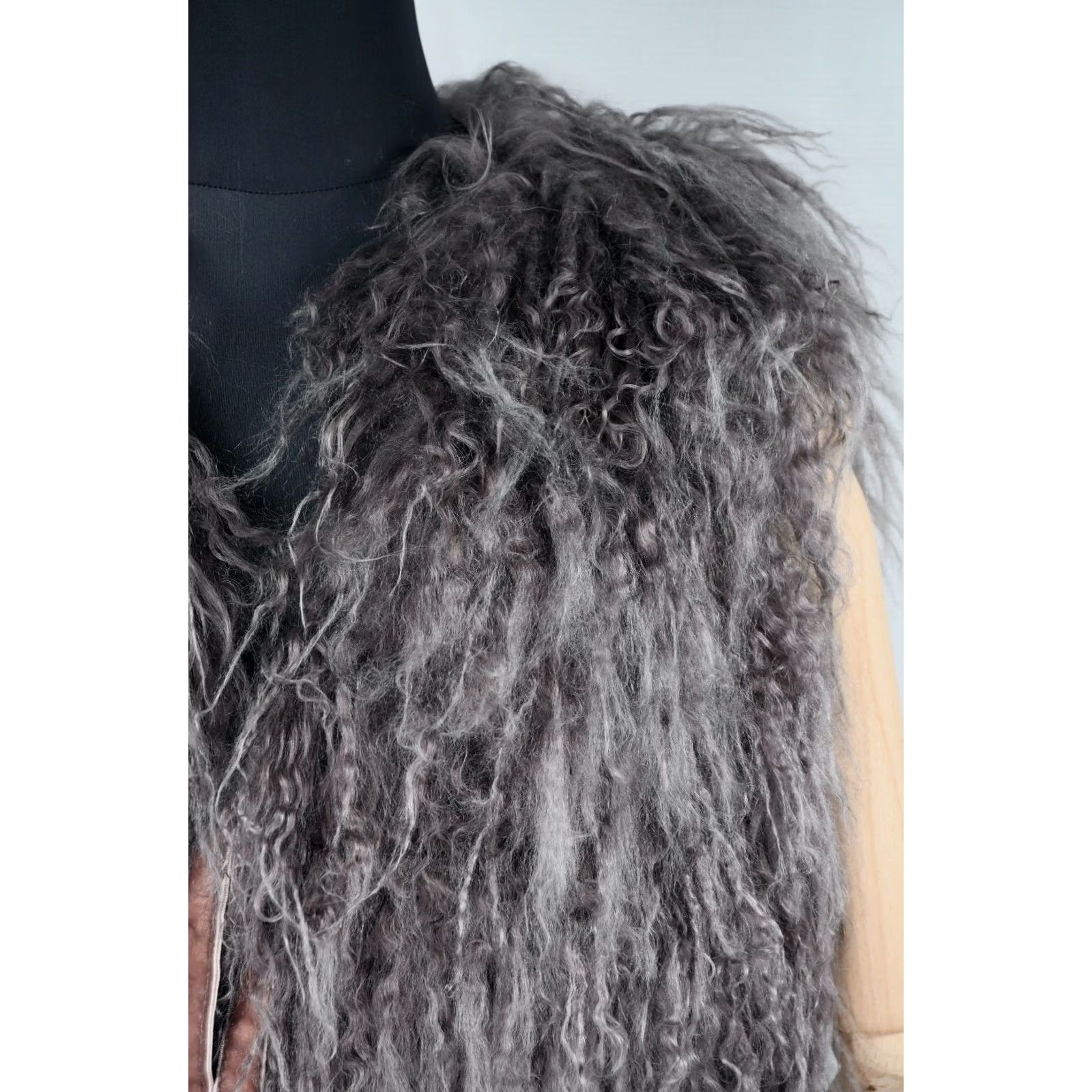 Vintage TINA WODSTRUP DENMARK 100% LAMB FUR WOMEN'S XL VEST Gray 50 cm Chest/19.69 in Length 21.65 in Back Casual Fall Spring Summer Winter 100% GENUINE Size XL / US 12-14 / IT 48-50 - 7 Thumbnail