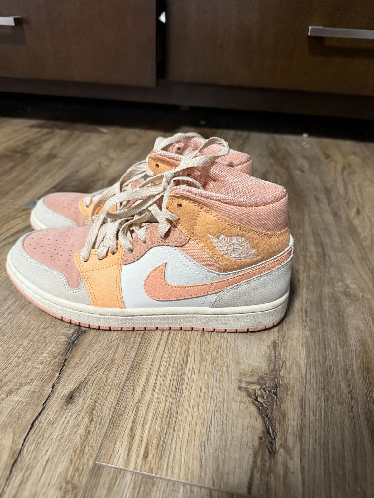 Nike 2021 Wmns Air Jordan 1 Mid 'Apricot' Size US 9 / IT 39 - 1 Thumbnail