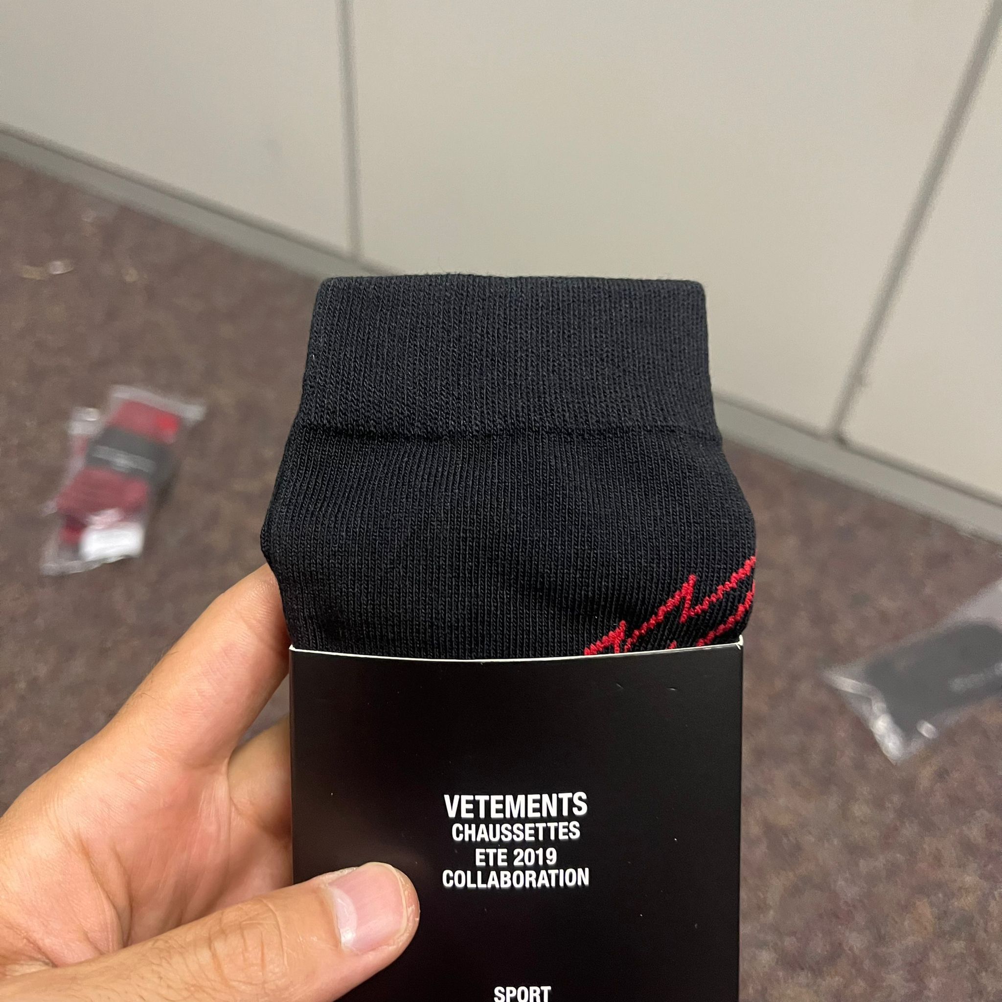 Vetements o1rshd1 Q: 4 / 39-42 Metal Logo Socks in Black/Red Size ONE SIZE - 6 Thumbnail