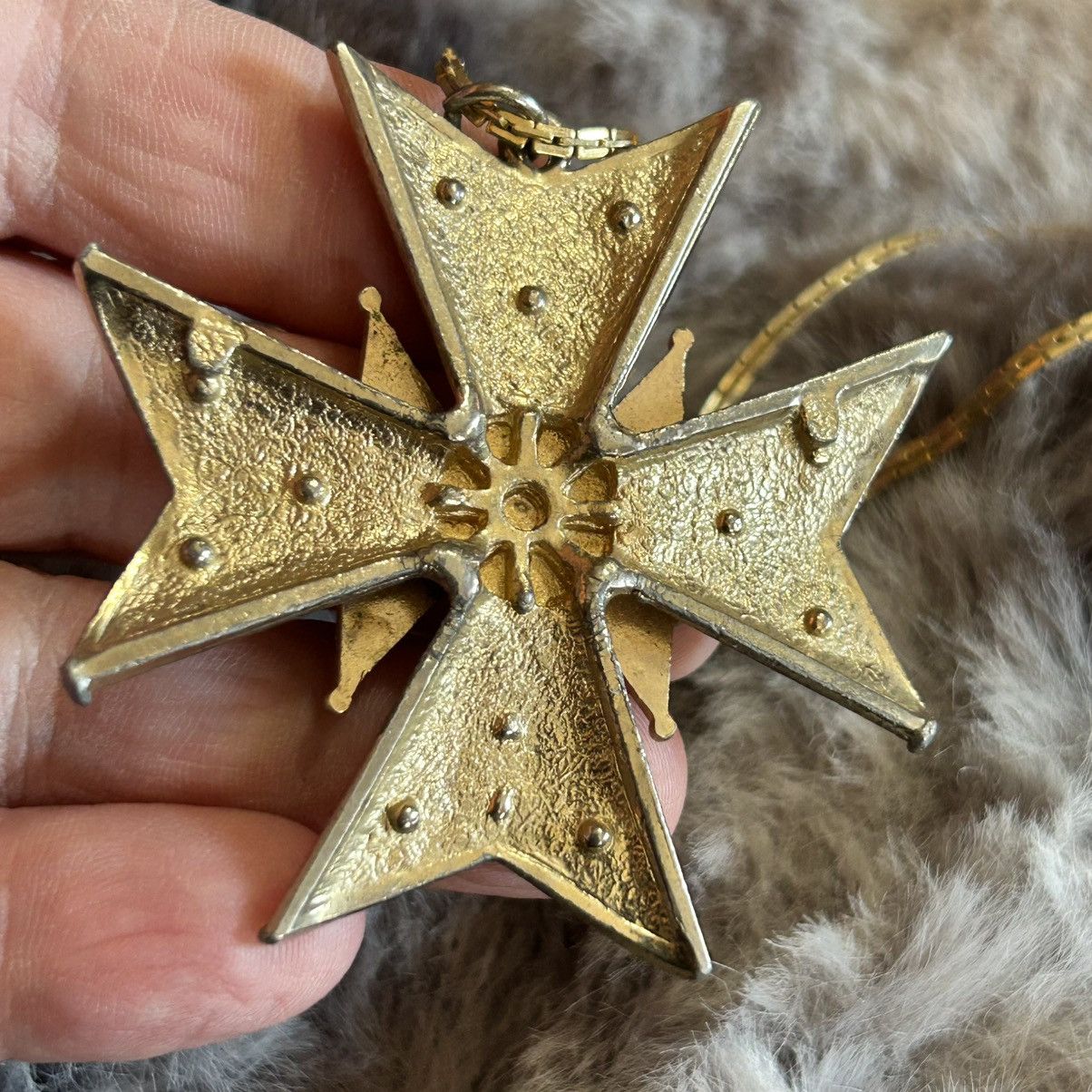 Vintage Vintage large enamel Maltese cross pendant on chain necklace Size ONE SIZE - 6 Thumbnail