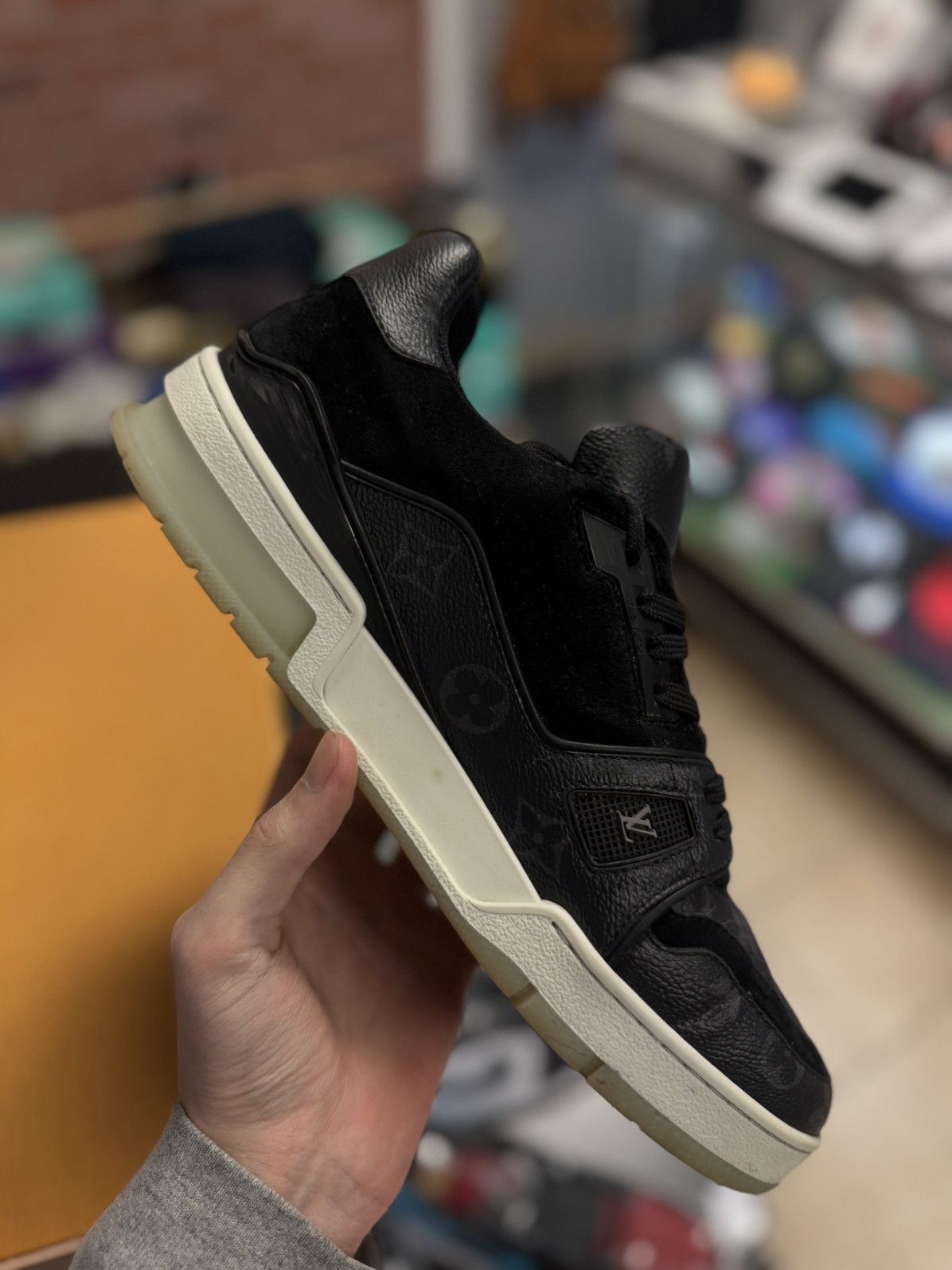 Louis Vuitton Louis Vuitton Black Low Top Trainer 8.5LV/9.5US $1260 Size US 9.5 / EU 42-43 - 13 Thumbnail