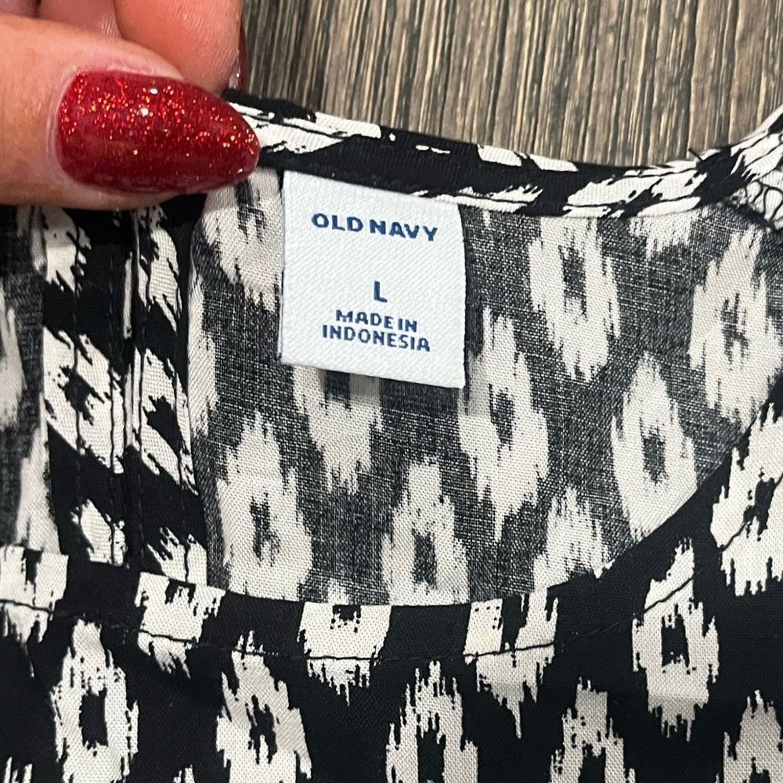 Old Navy Old Navy Blouse Sleeveless High-Neck Lightweight Casual Size L / US 10 / IT 46 - 2 Thumbnail