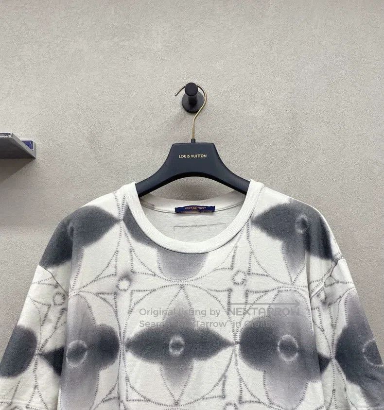 Louis Vuitton Louis Vuitton size 4l Twist-dyed printed round neck short s Size US M / EU 48-50 / 2 - 5 Thumbnail
