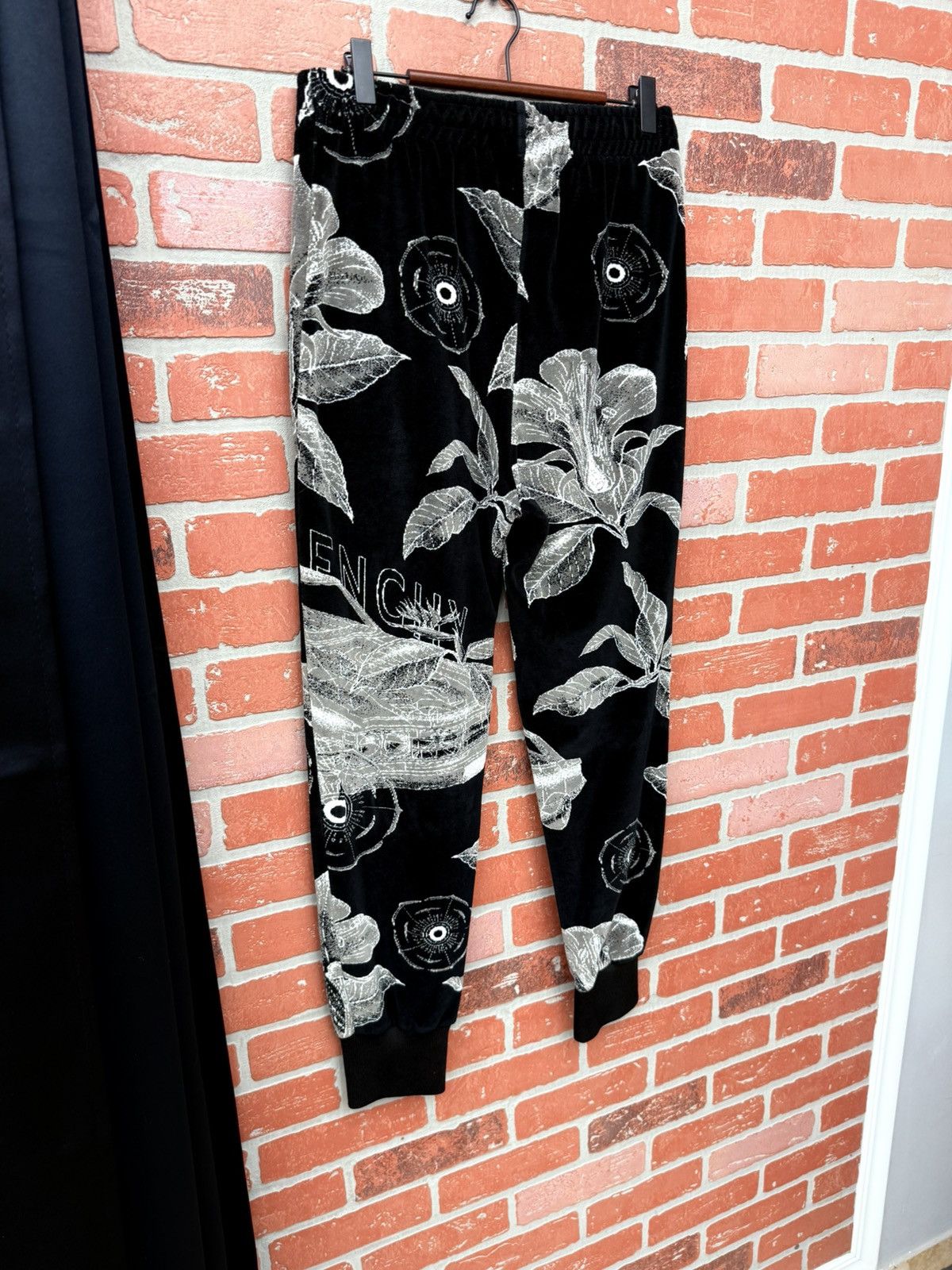 Givenchy Givenchy velvet floral lounge pants size M Size US 32 / EU 48 - 6 Thumbnail