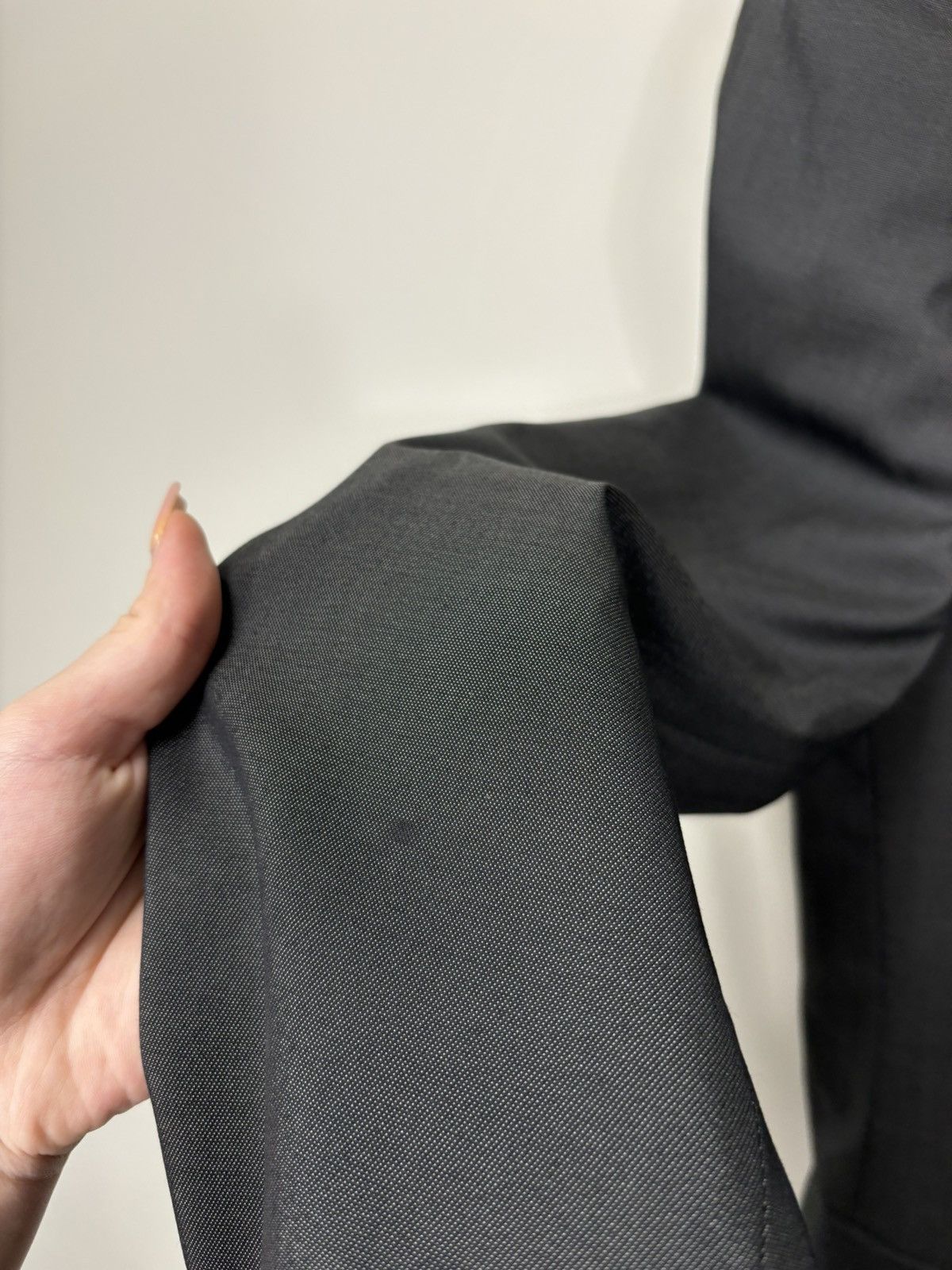 Hugo Boss Hugo Boss Men’s 2-Piece Formal Classic Luxury Wool Suit Size 42R - 9 Thumbnail