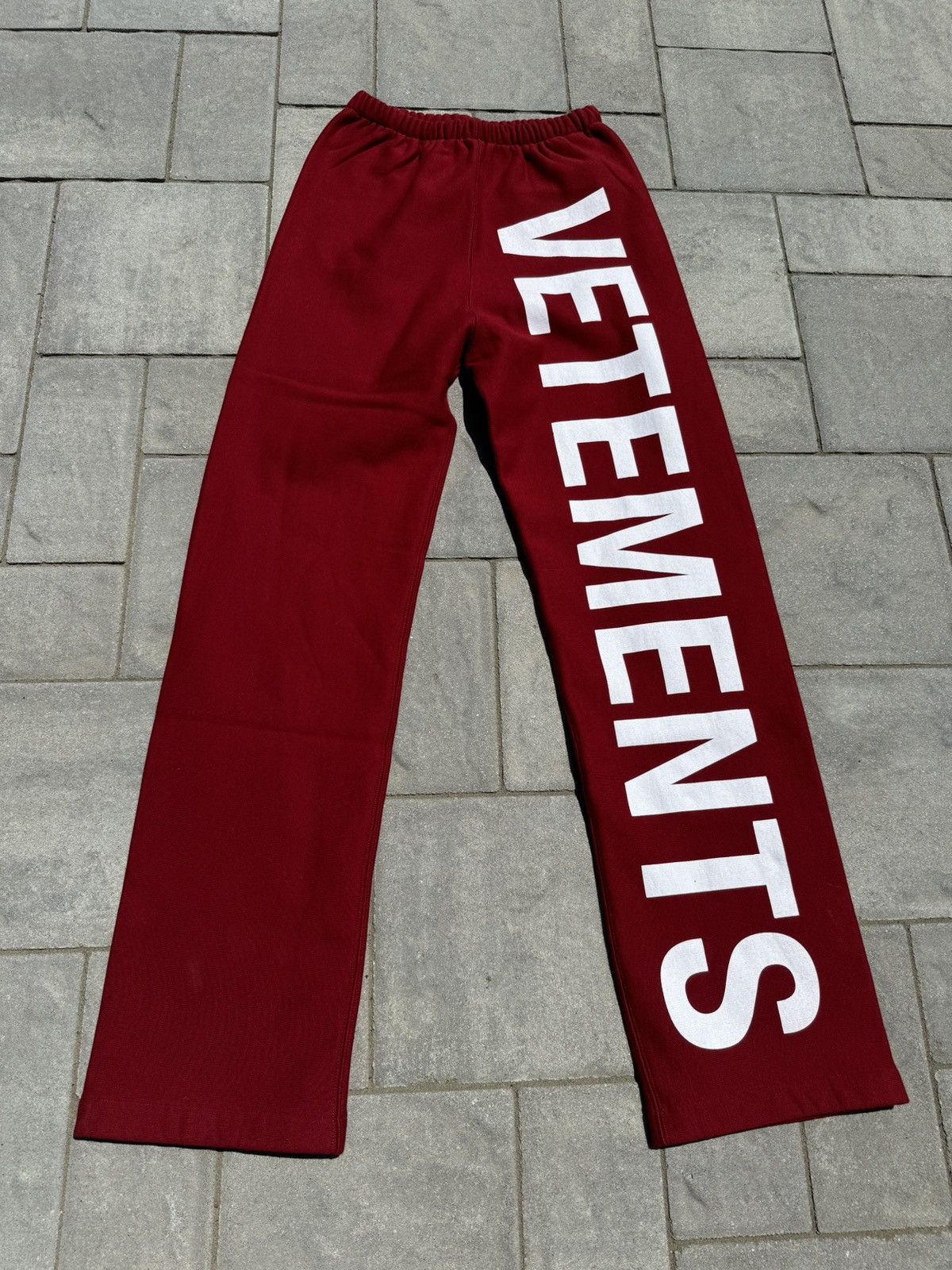 Image of Vetements Spellout Big Logo Sweatpants in Red, Men's (Size 30)