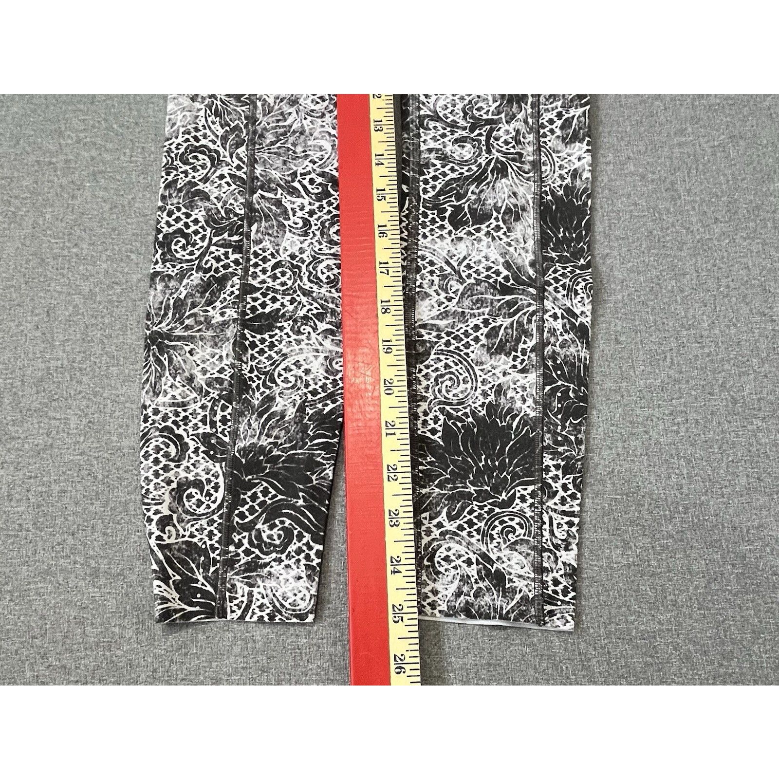 Lululemon Lululemon Wunder Under Crop Serigraph Starlight Black sz 4 Size 27" / US 4 / IT 40 - 6 Thumbnail
