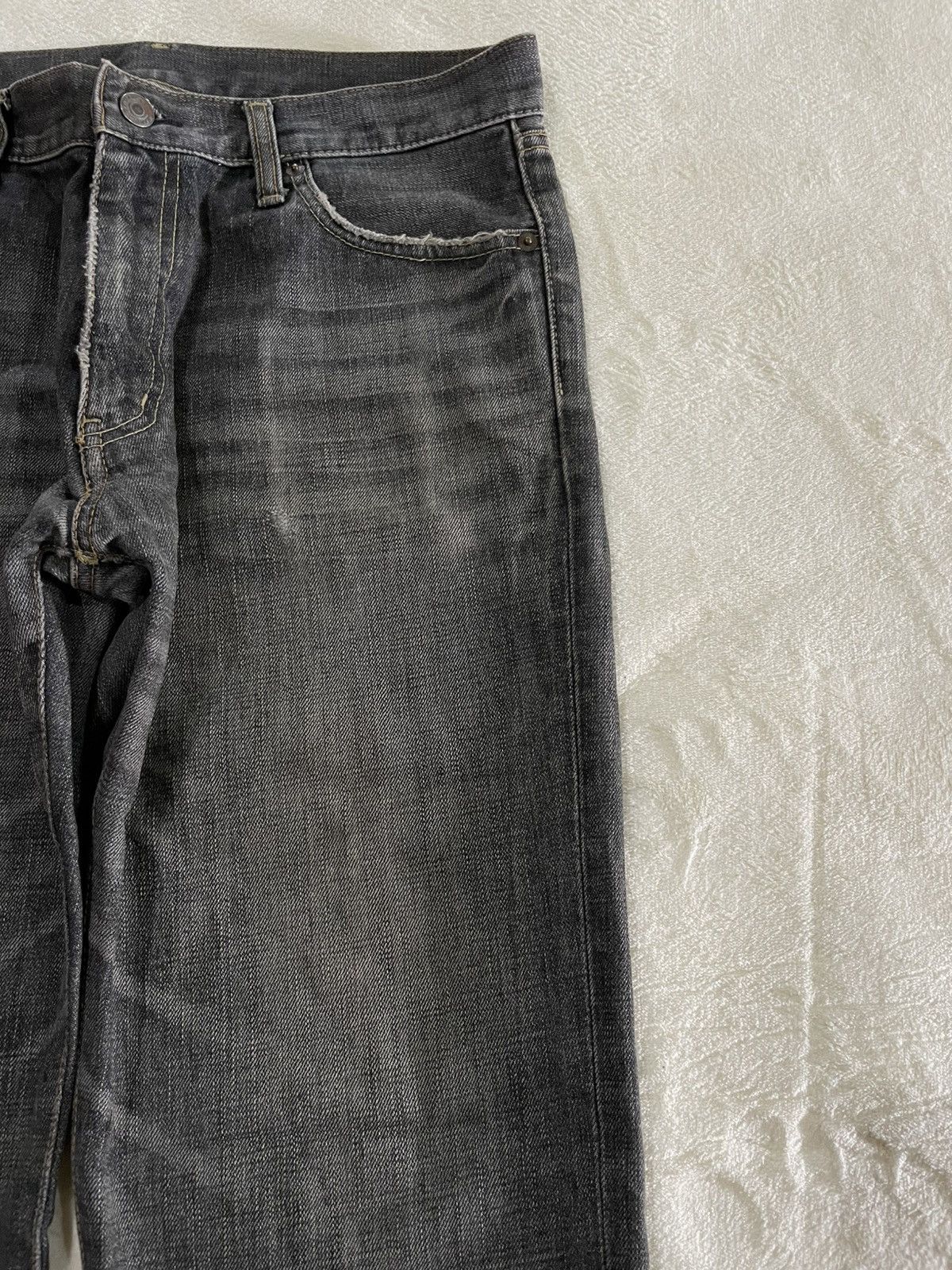 Japanese Brand Vintage Uniqlo Faded Distress Dark Denim Jeans Size US 32 / EU 48 - 4 Thumbnail