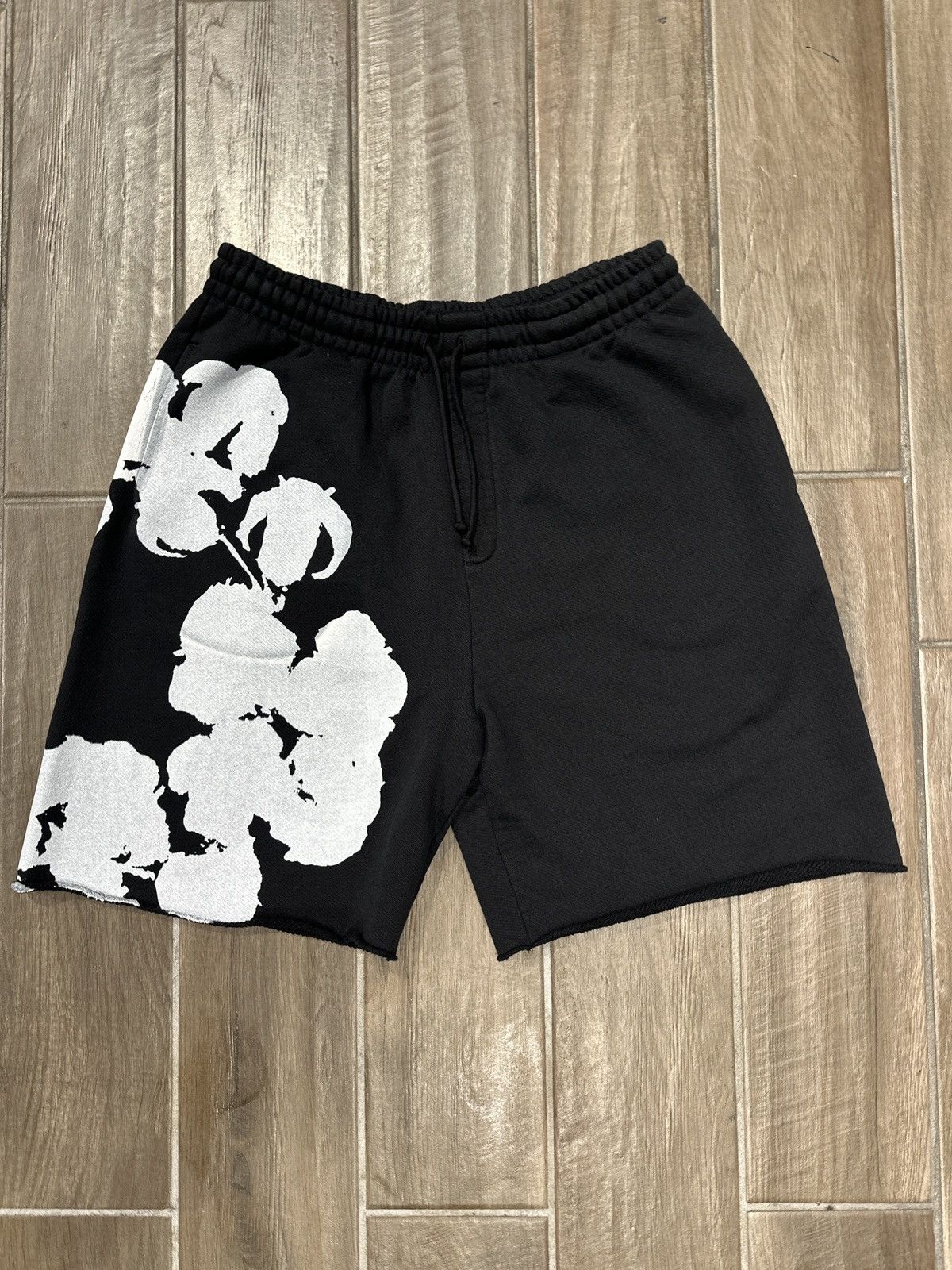 DENIM TEARS Denim Tears Big Cotton Wreath Sweat Shorts Black Size US 30 / EU 46 - 2 Thumbnail