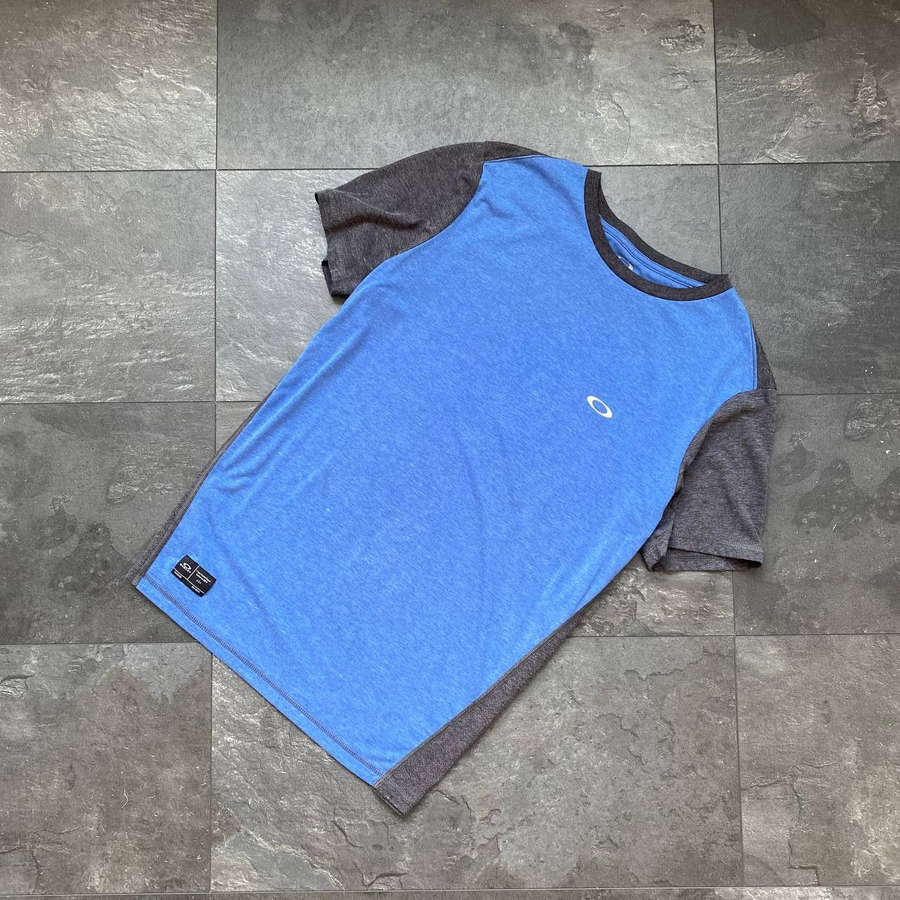 Oakley Oakley reflective logo tee shirt Size US L / EU 52-54 / 3 - 1 Thumbnail