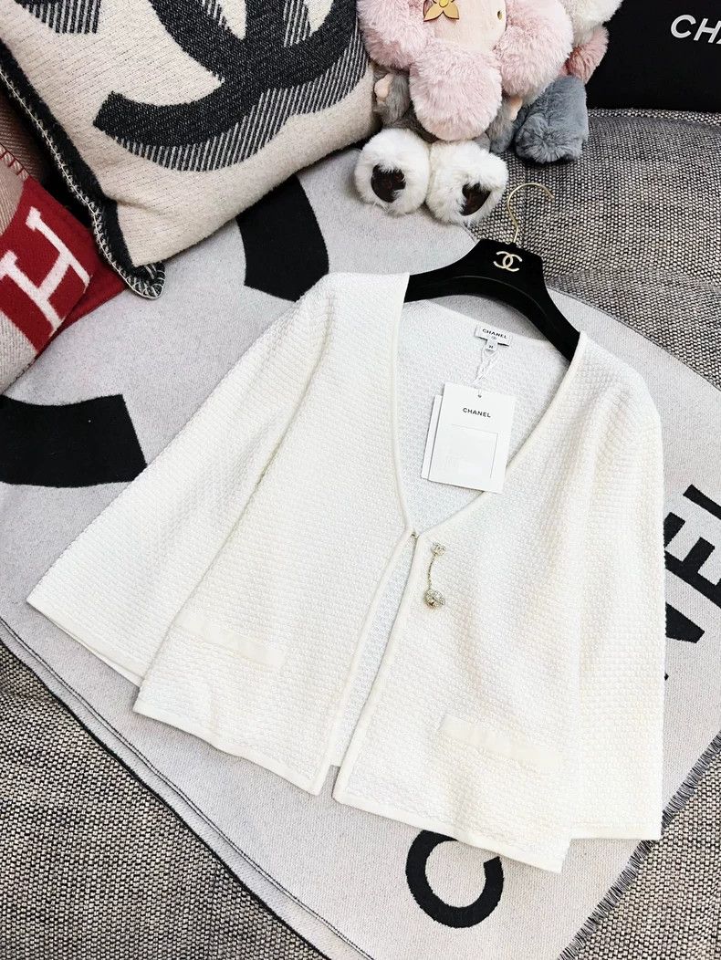 Chanel Chanel 25P white brooch button knitted cardigan cloak coat Size XXS / US 00 / IT 34 - 8 Thumbnail