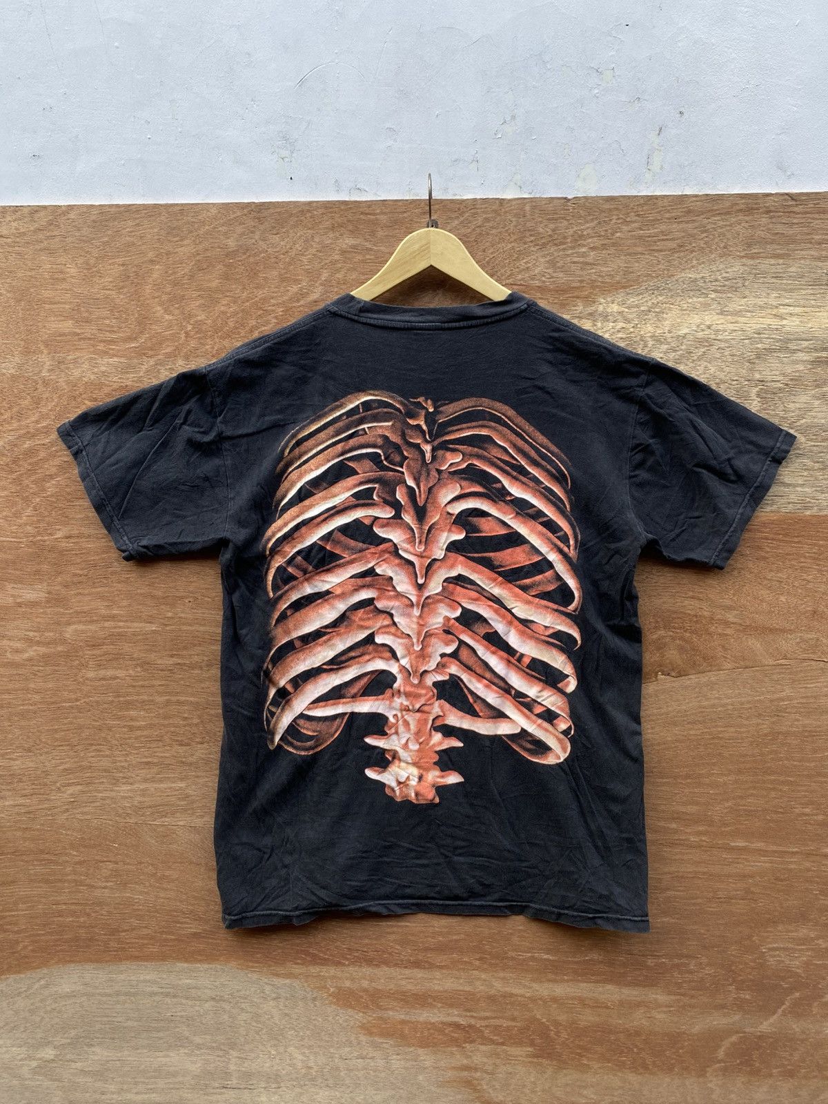 2000s y2k skull & backbone printed tshirt by title shop