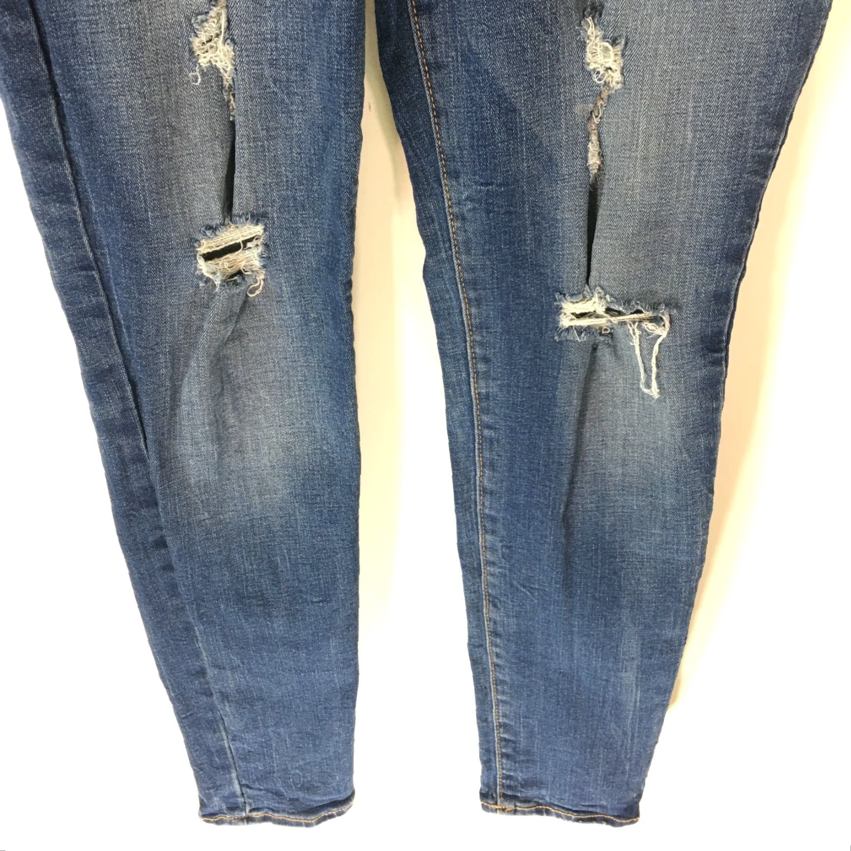 Old Navy Old Navy Rockstar Jeans Woman Distressed Ankle Blue Denim SZ 10 Regular Rise Low 30 In Inseam 29 in Belt Loops 5-Pocket Zipper Closure Jeans Size 32" / US 10 / IT 46 - 4 Thumbnail